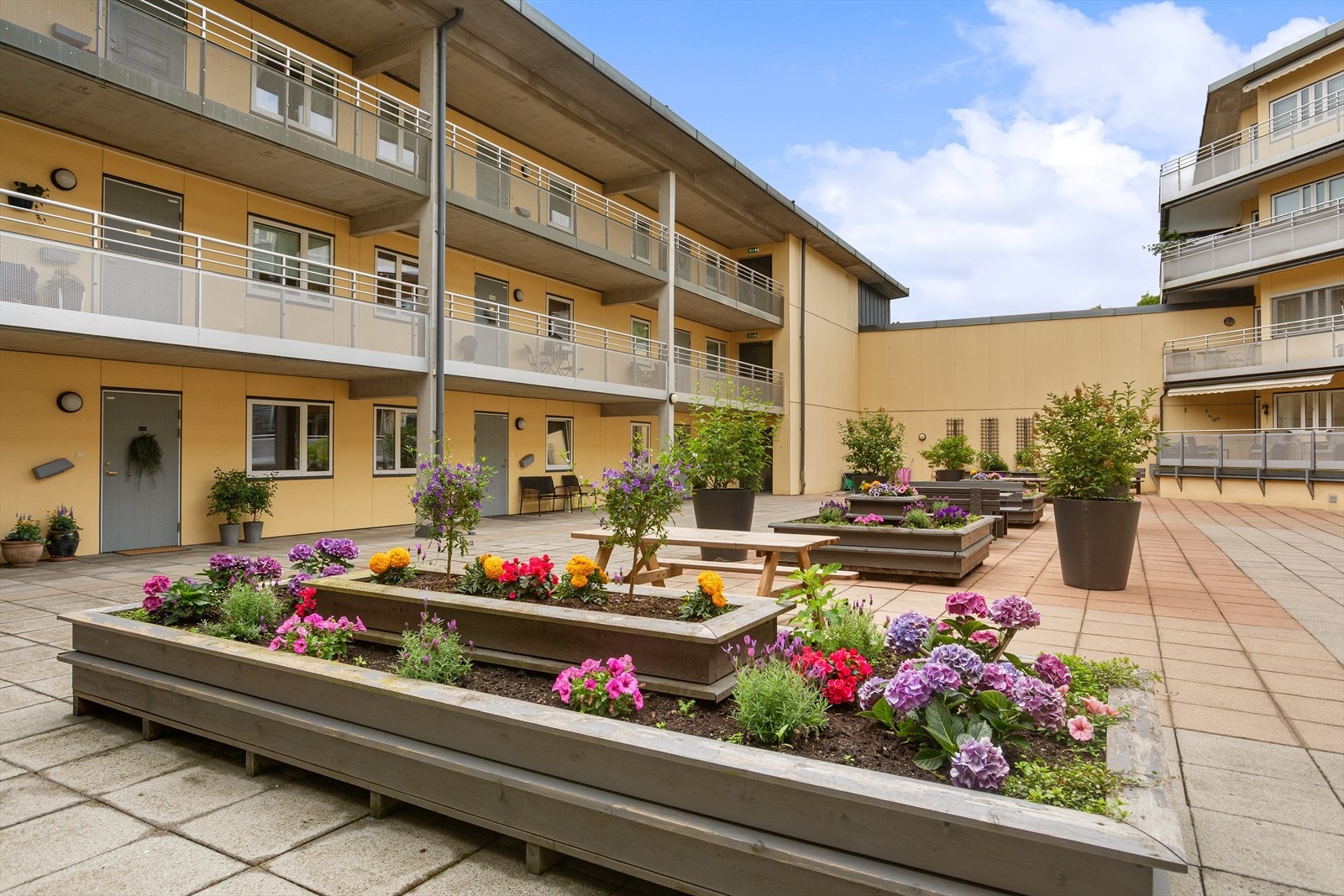 Meget flott atrium med pent opparbeidede fellesarealer Galleribilde