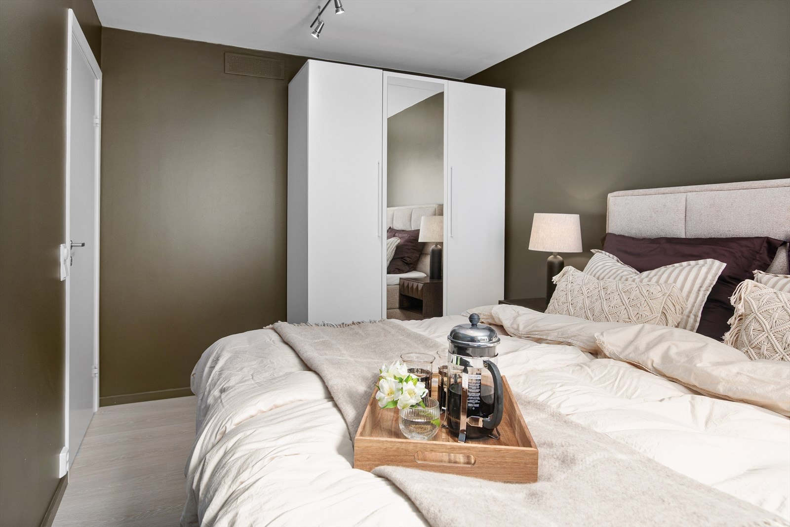 God plass for garderobeskap på rommet Galleribilde