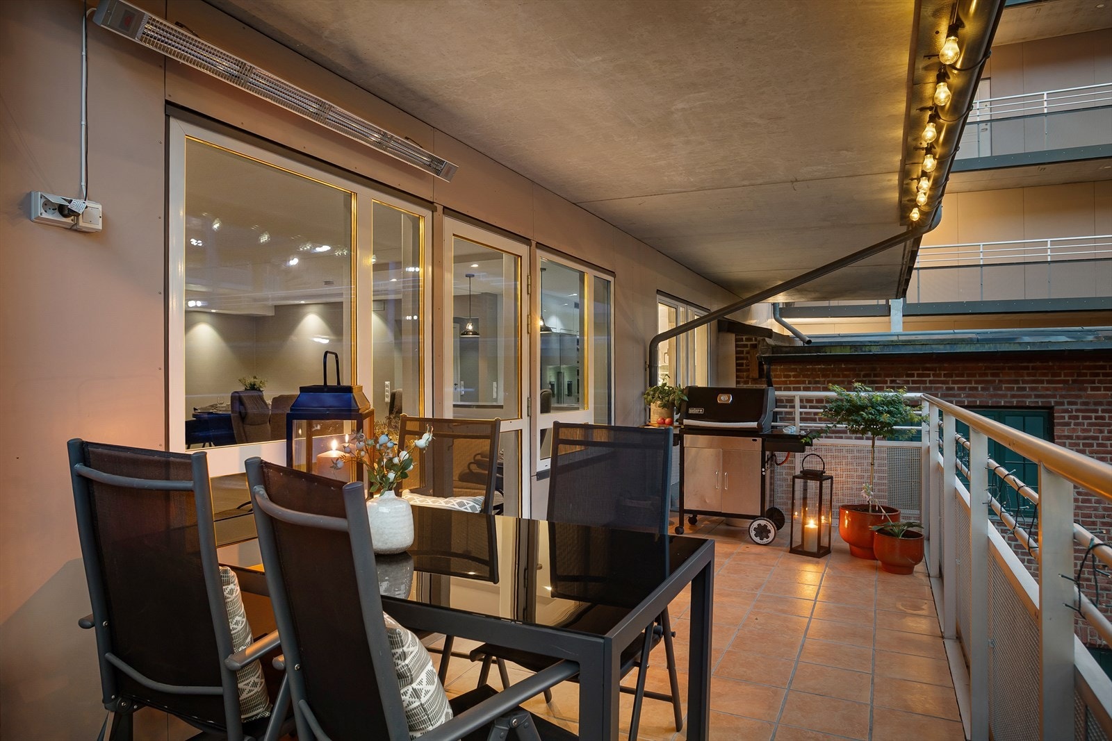 En usjenert, vestvendt balkong med ettermiddagssol. Galleribilde