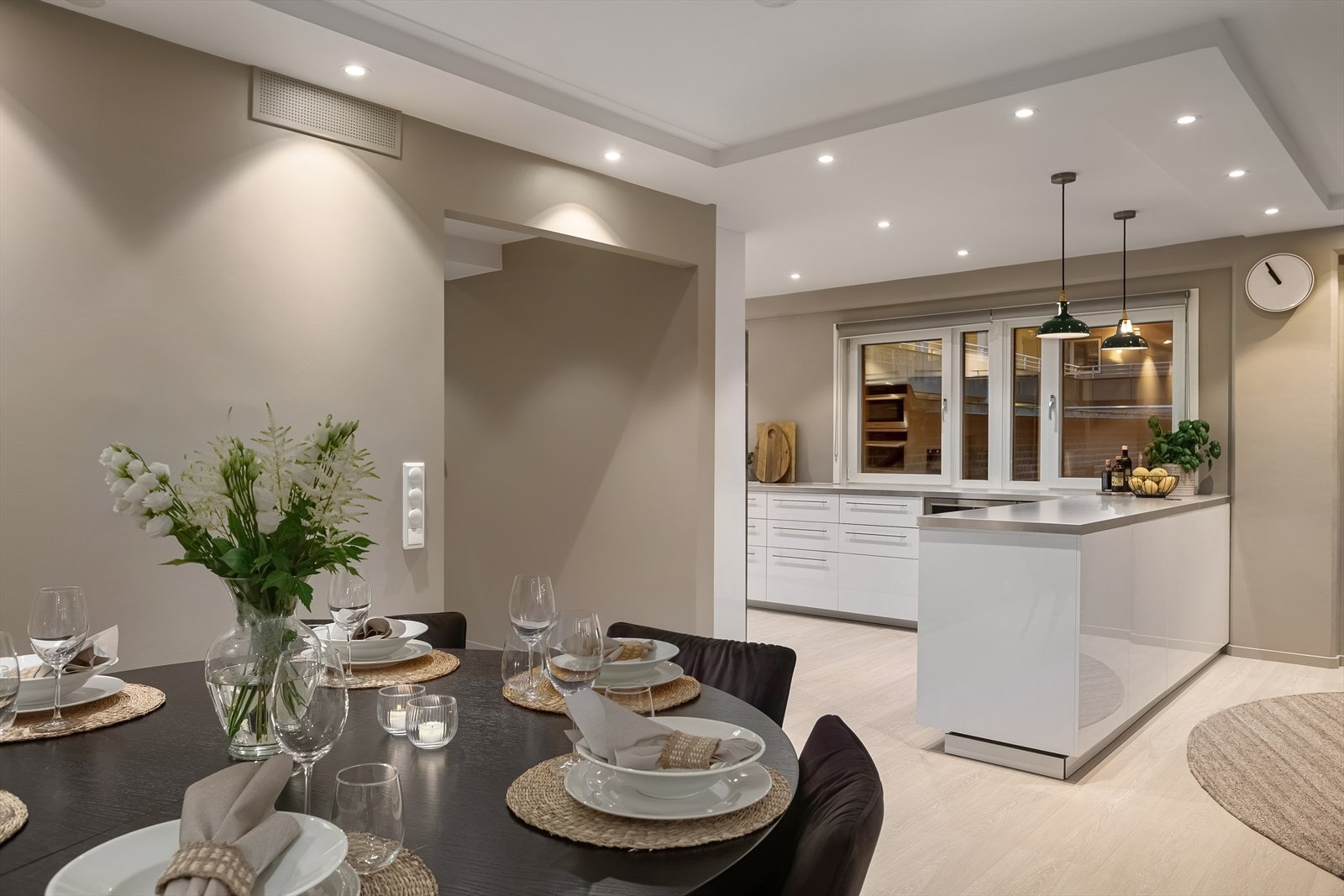 Spisestuen ligger i naturlig tilknytning til kjøkkenet Galleribilde