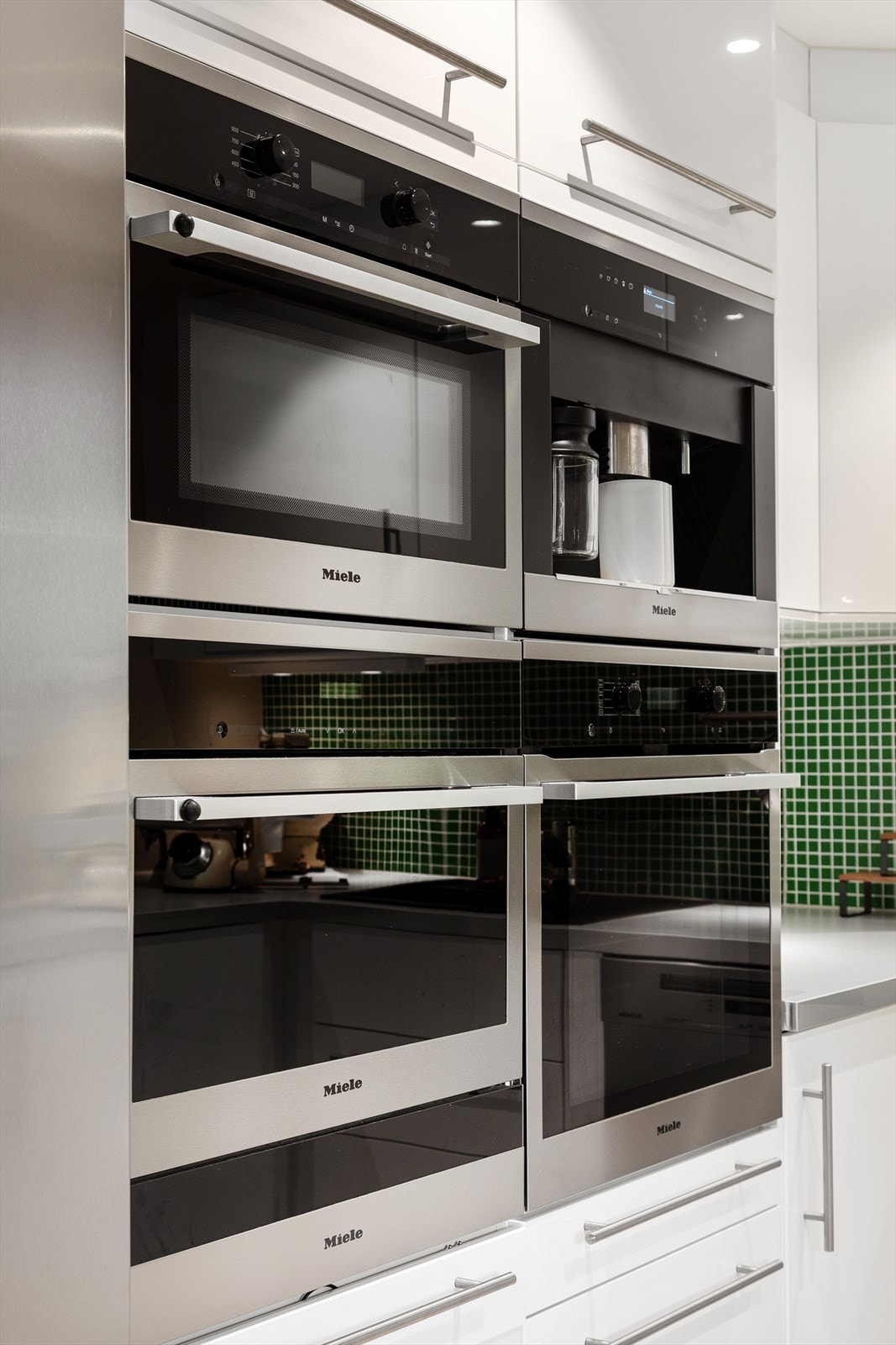 Kjøkkenet er rikelig utstyrt med blant annet side-by-side kjøl- og fryseskap med integrert isbitmaskin, stekeovn, dampovn og mikrobølgeovn samt integrert kaffemaskin Galleribilde