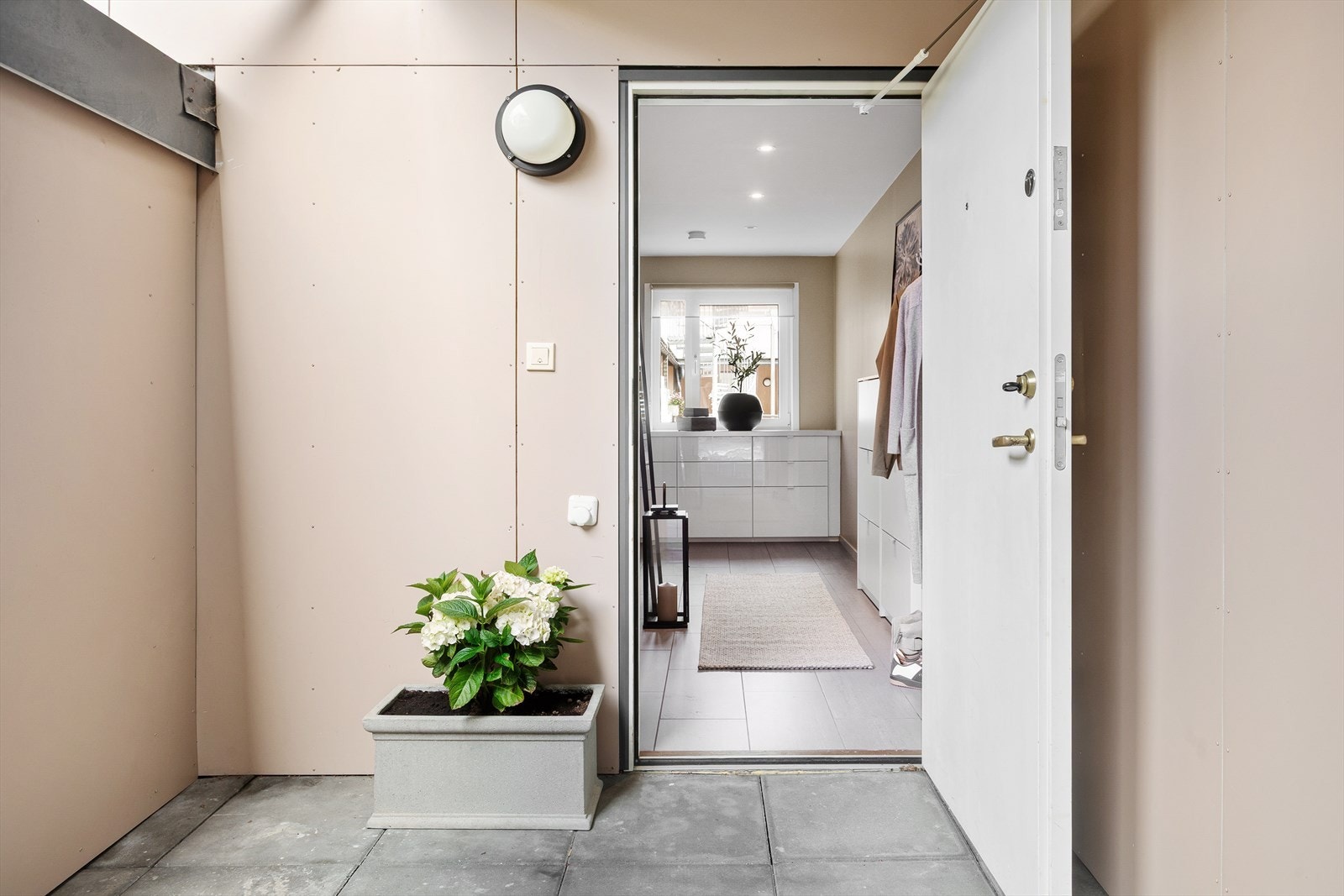 Hyggelig og privat inngangsparti ønsker deg velkommen inn! Galleribilde