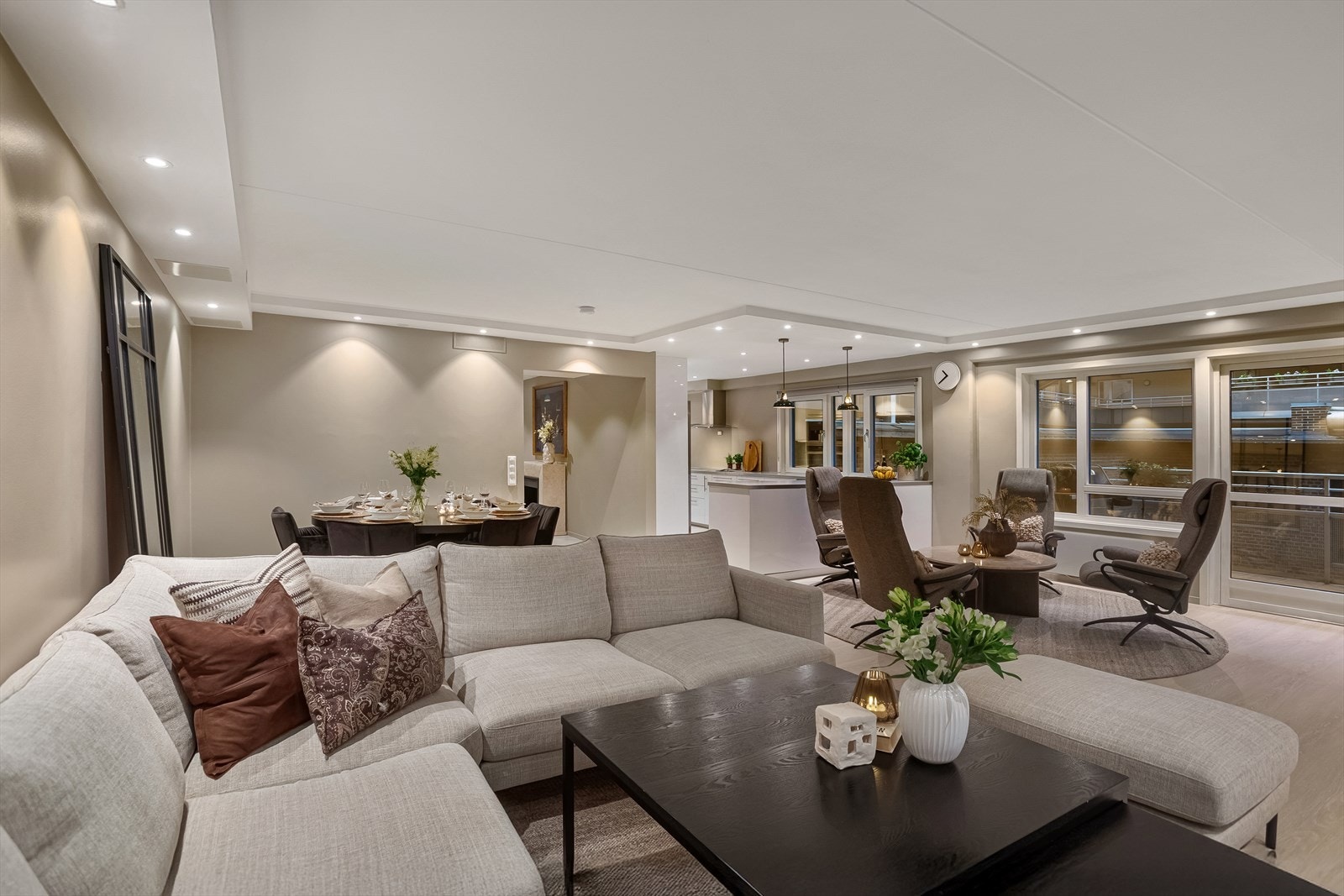 Den romslige stuen gjør det enkelt å møblere etter eget behov Galleribilde