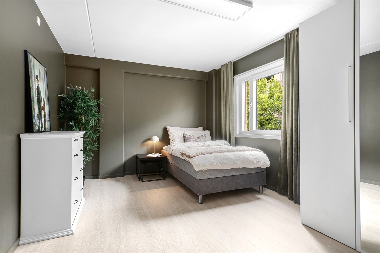 Soverom 2 er også romslig med plass for seng og garderobeskap Galleribilde