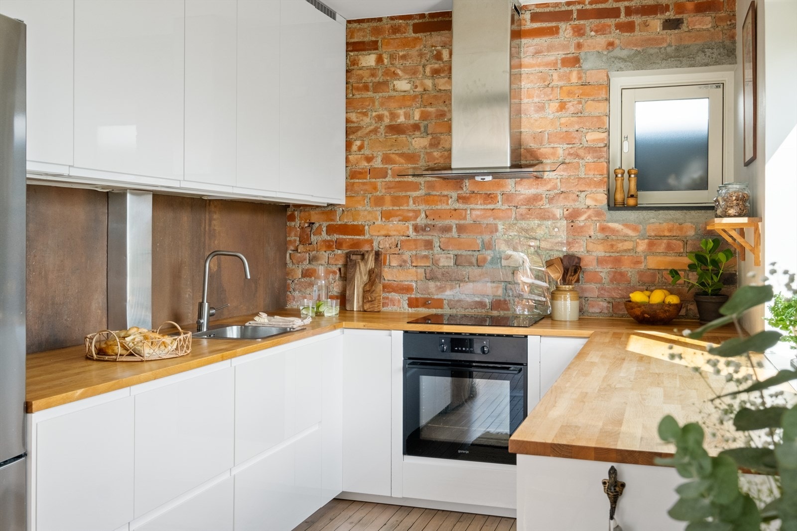 Godt med benk- og skapplass. Galleribilde