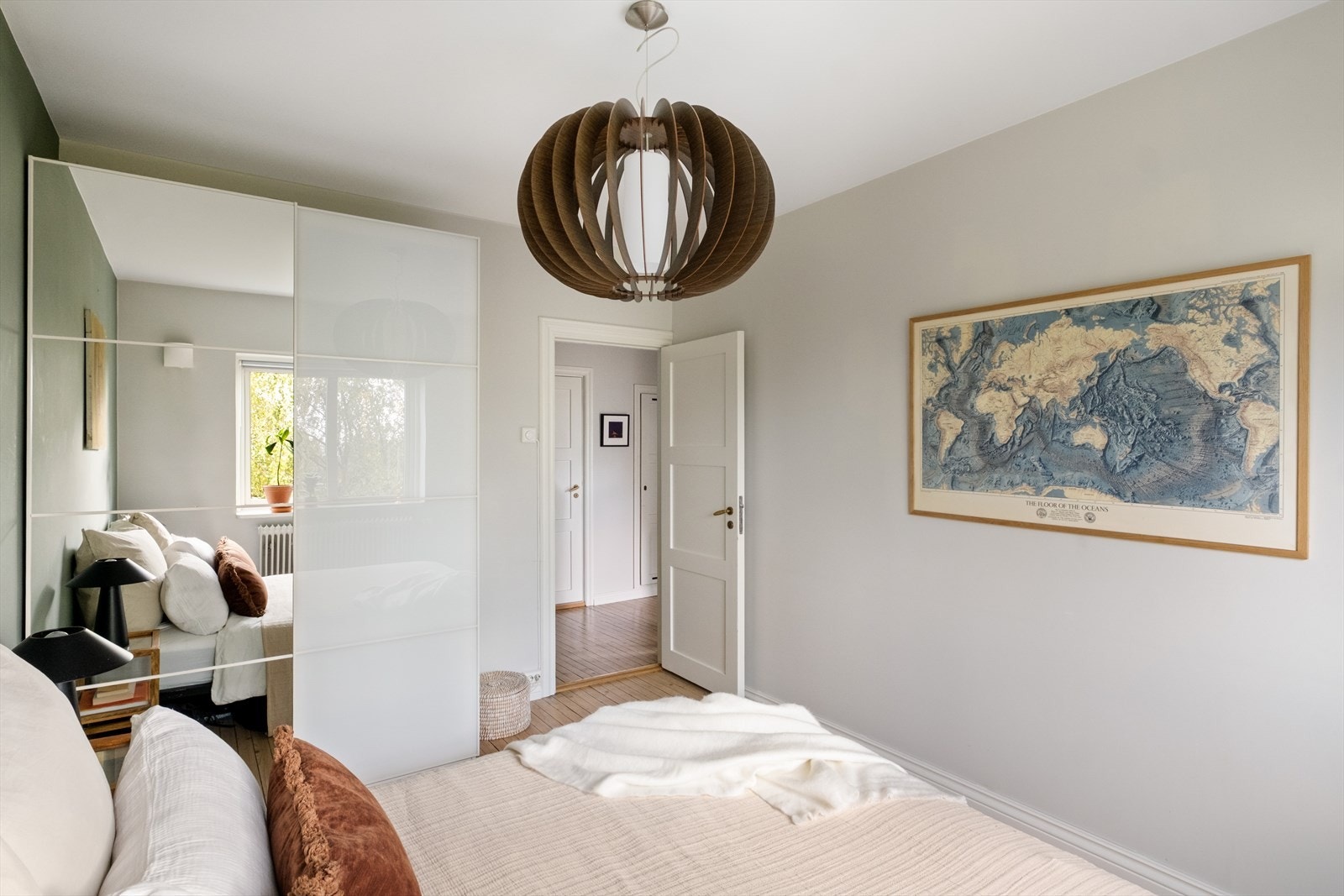 Godt med oppbevaringsplass i skyvedørsgarderobe. Galleribilde