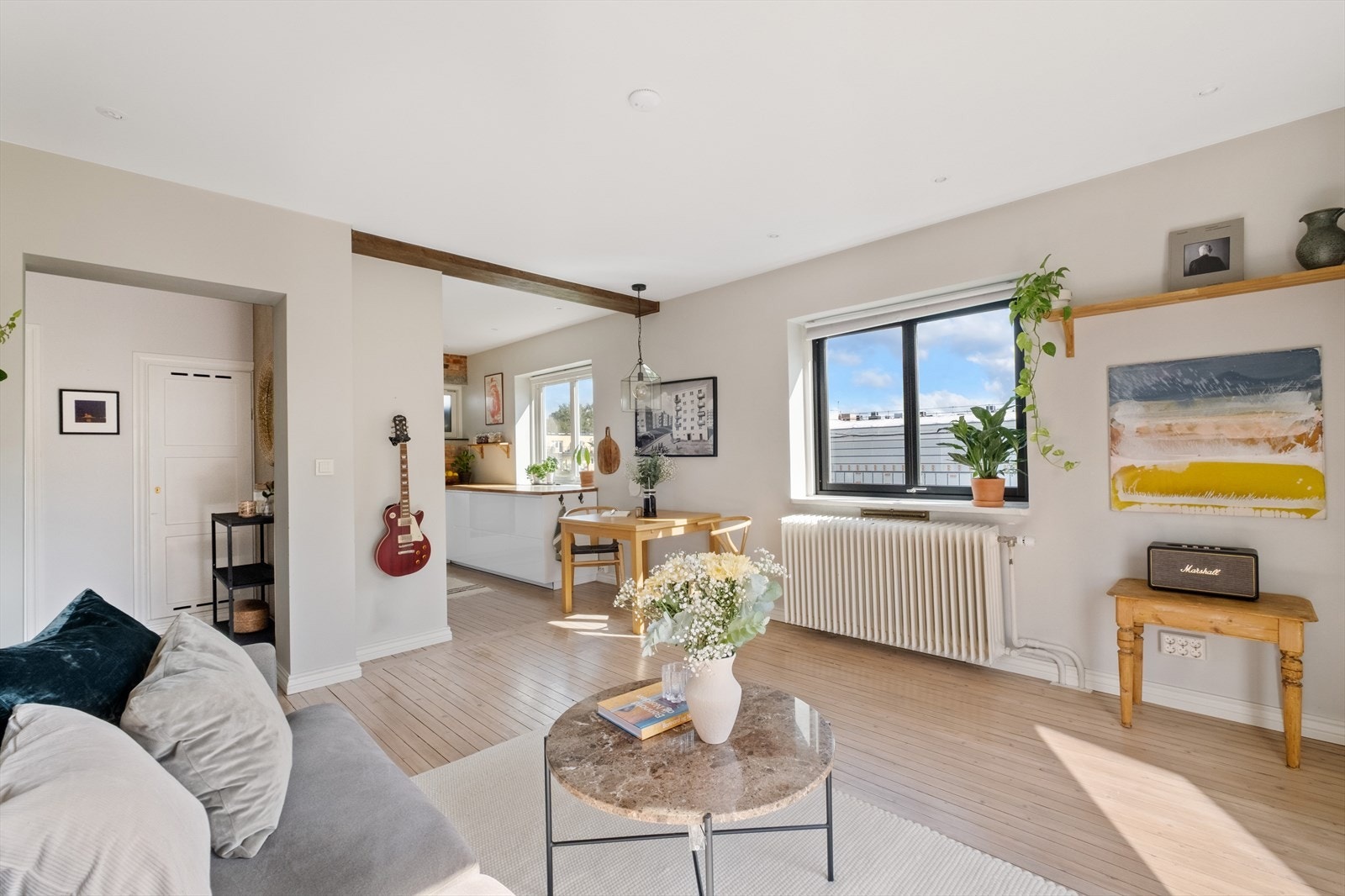 Store vindusflater som gir rikelig med luft og lys. Galleribilde