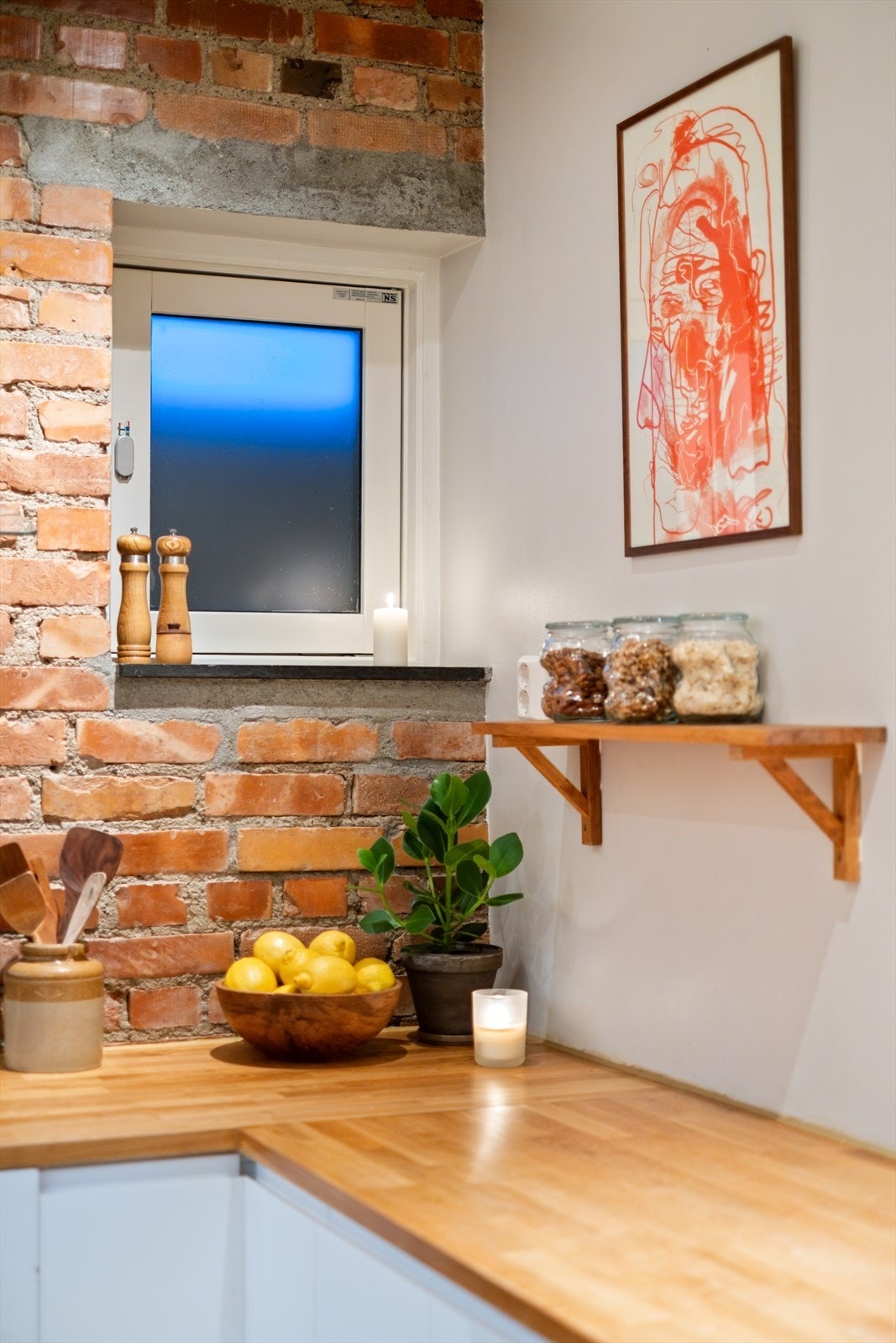 Detaljbilde kjøkken med stilig, original teglsteinsvegg. Galleribilde