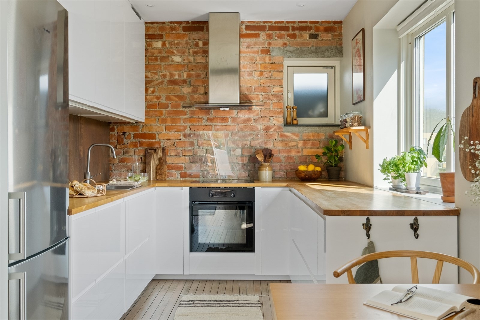 IKEA-kjøkken fra 2018 med åpen løsning mot stuen. Galleribilde