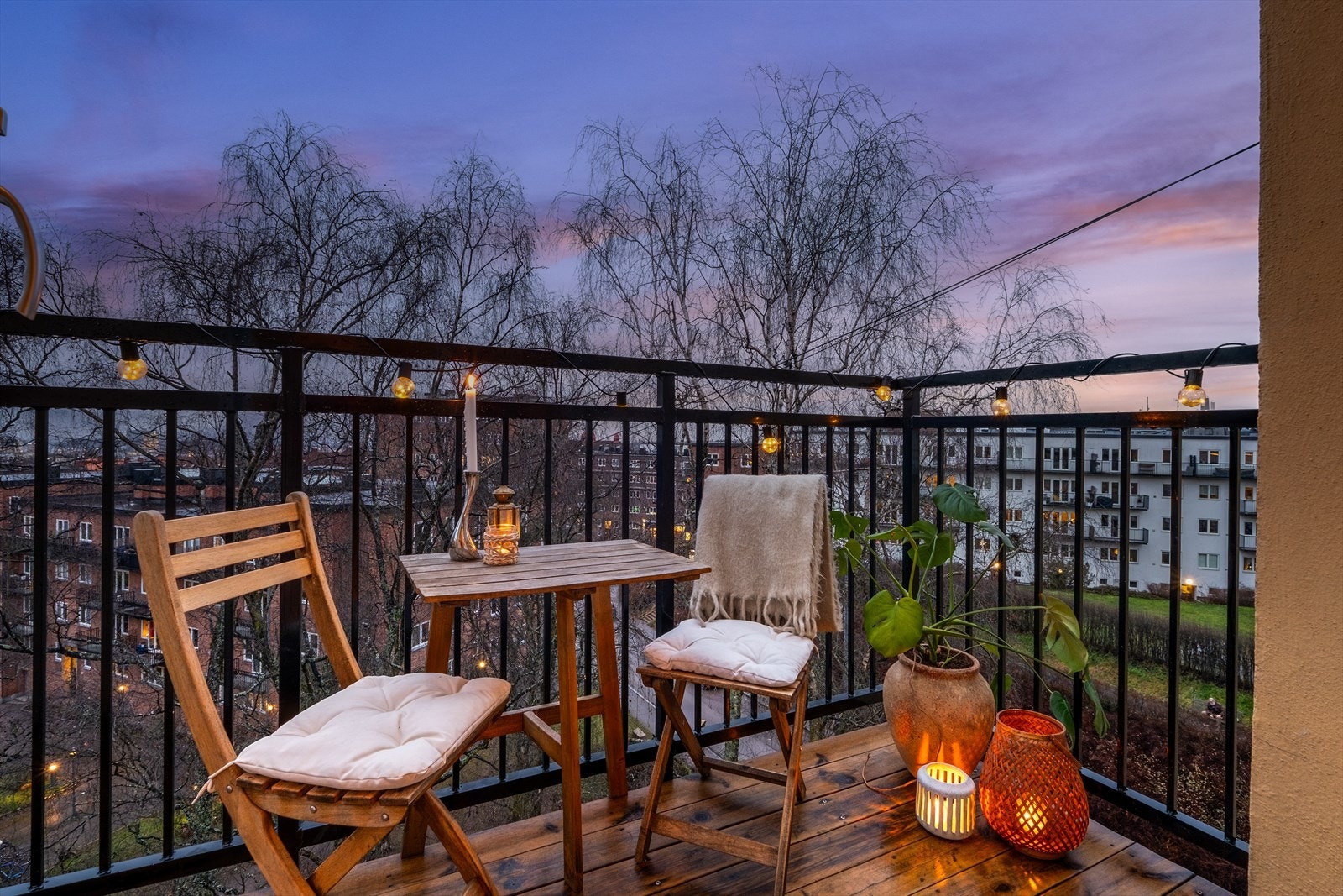 Leiligheten ligger høyt og fritt på hjørnet i toppetasjen. Unikt med vindusflater på to vegger, samt ingen innsyn! Flott balkong med sol hele dagen! Galleribilde