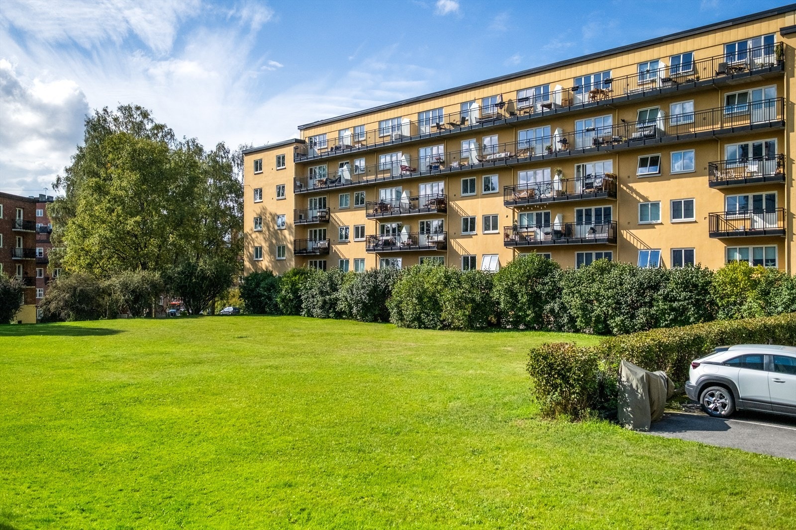 Hyggelige fellesområder med hage og sittegrupper. Galleribilde