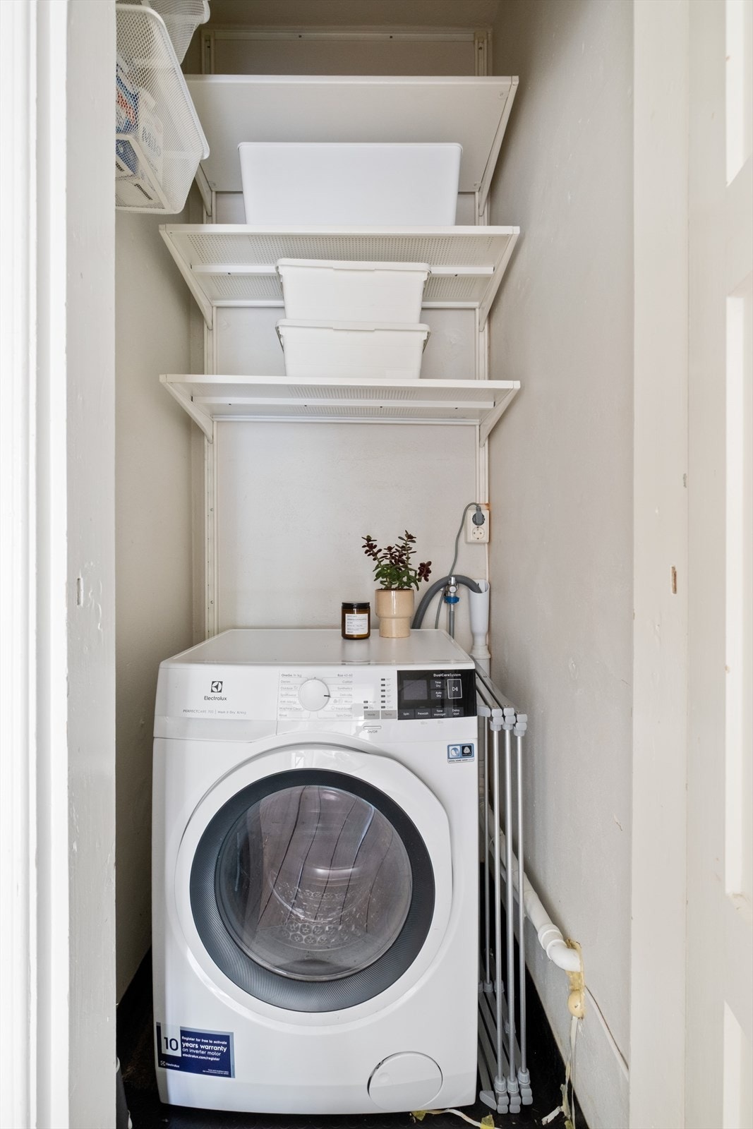 I tilknytning til entréen er det et praktisk kott med opplegg for vaskemaskin. Galleribilde