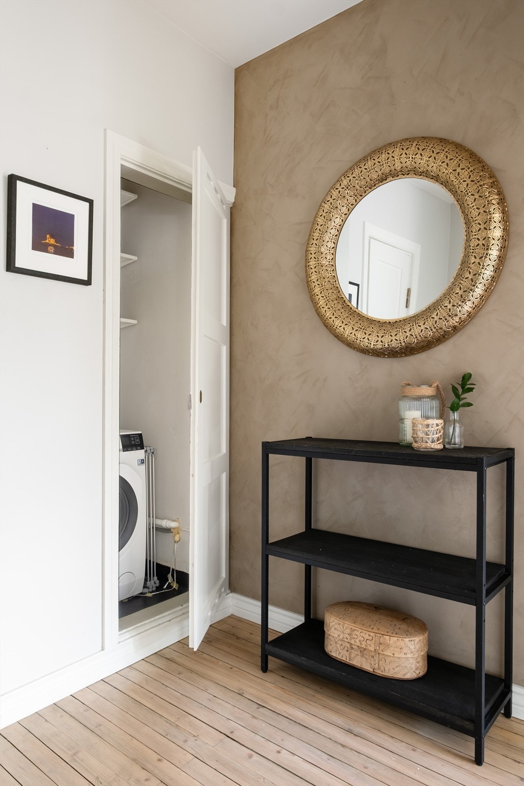 En lys og innbydende entré som gir et godt førsteinntrykk av boligen. God plass til sko og yttertøy. Galleribilde