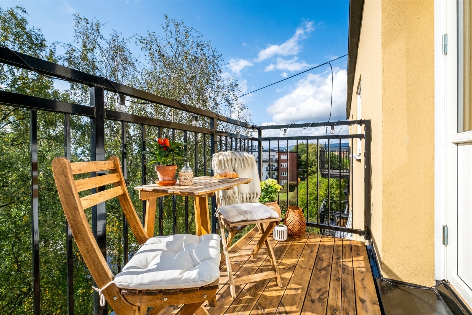 Leiligheten ligger høyt og fritt på hjørnet i toppetasjen. Unikt med vindusflater på to vegger, samt ingen innsyn! Galleribilde