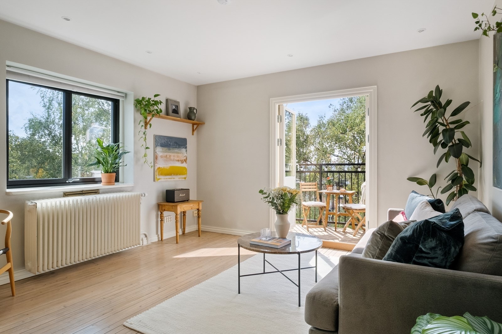 Leiligheten har en super romfølelse med store vindusflater. Galleribilde