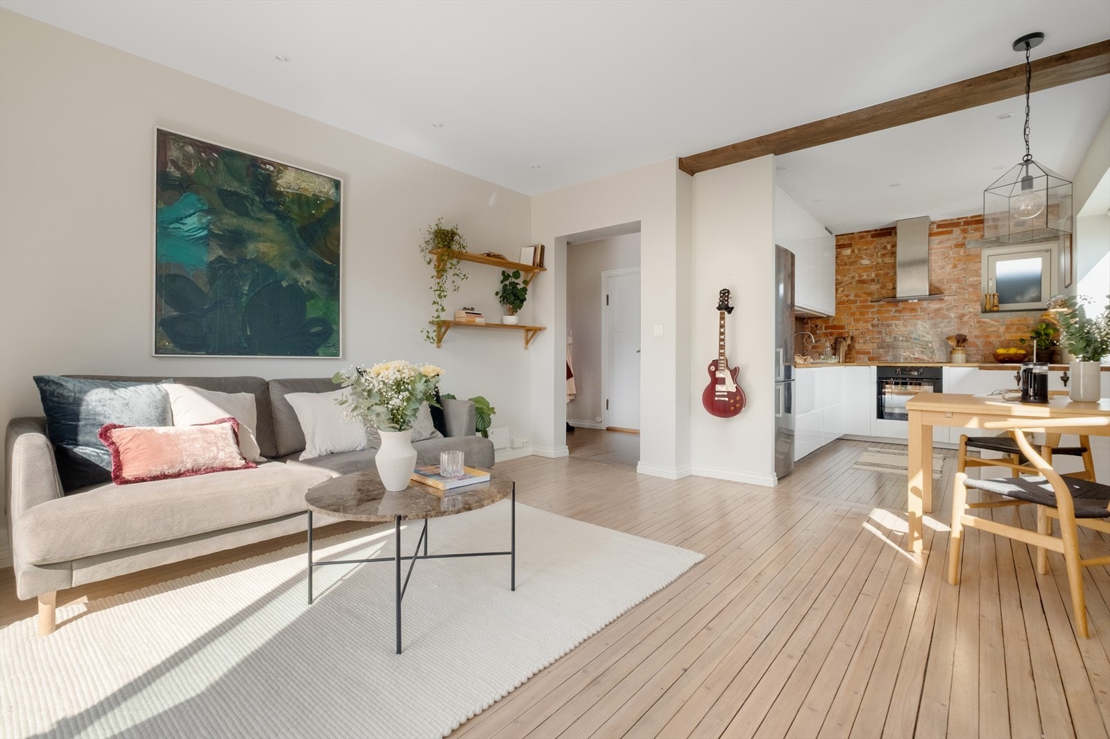 I stuen er det god plass til sofaseksjon med tilhørende møblement, TV-benk og spisebord. Galleribilde