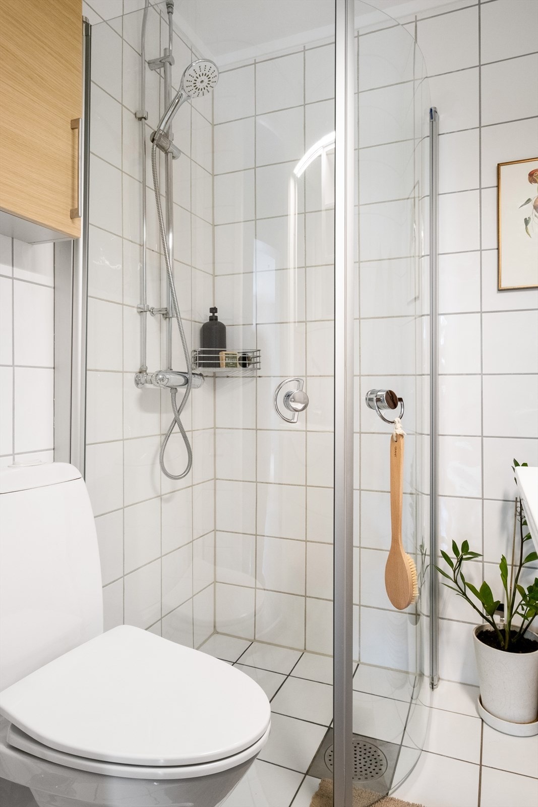 Baderommet ble pusset opp i regi av borettslaget. Baderommet er innredet med klosett, servant på innredning og dusjhjørne med svingbare dører. Naturlig avtrekk. Opplegg for vaskemaskin. Galleribilde