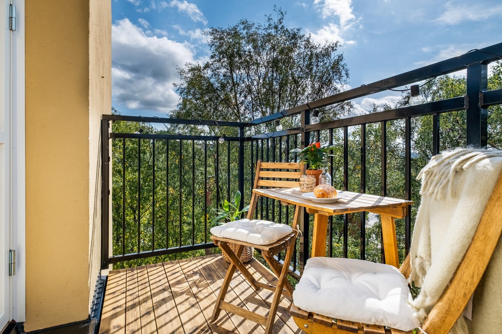 Sommerbilde av syd-vestvendt balkong på ca. 3 kvm. Galleribilde