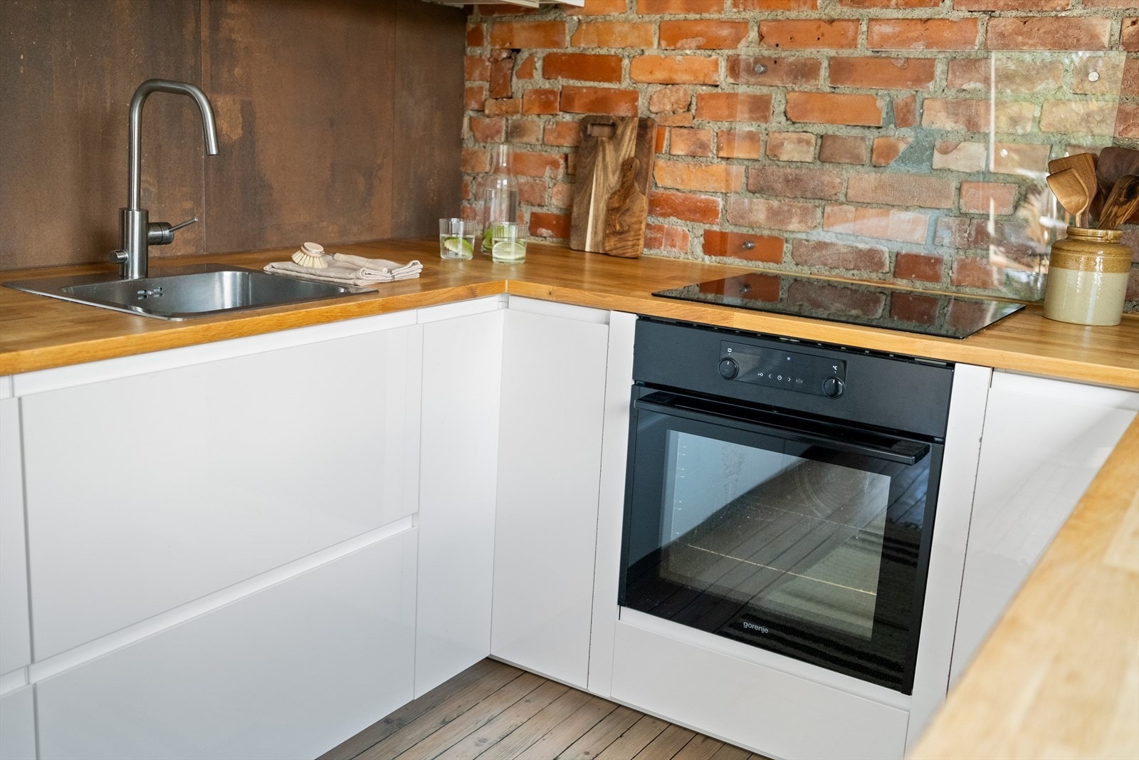 Av hvitevarer er det integrert oppvaskmaskin, stekeovn og induksjonstopp. Kullfilterventilator over kokeplass. Galleribilde