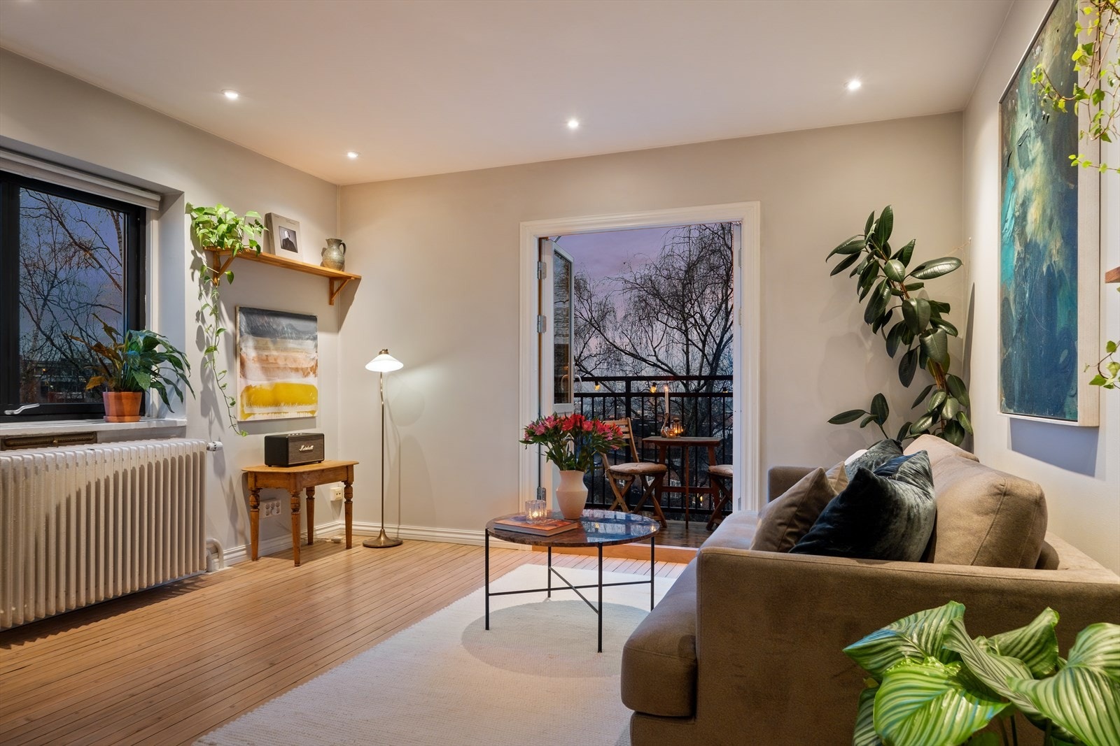 Leiligheten har warm-dim for varmt og behagelig lys i spottene. Galleribilde