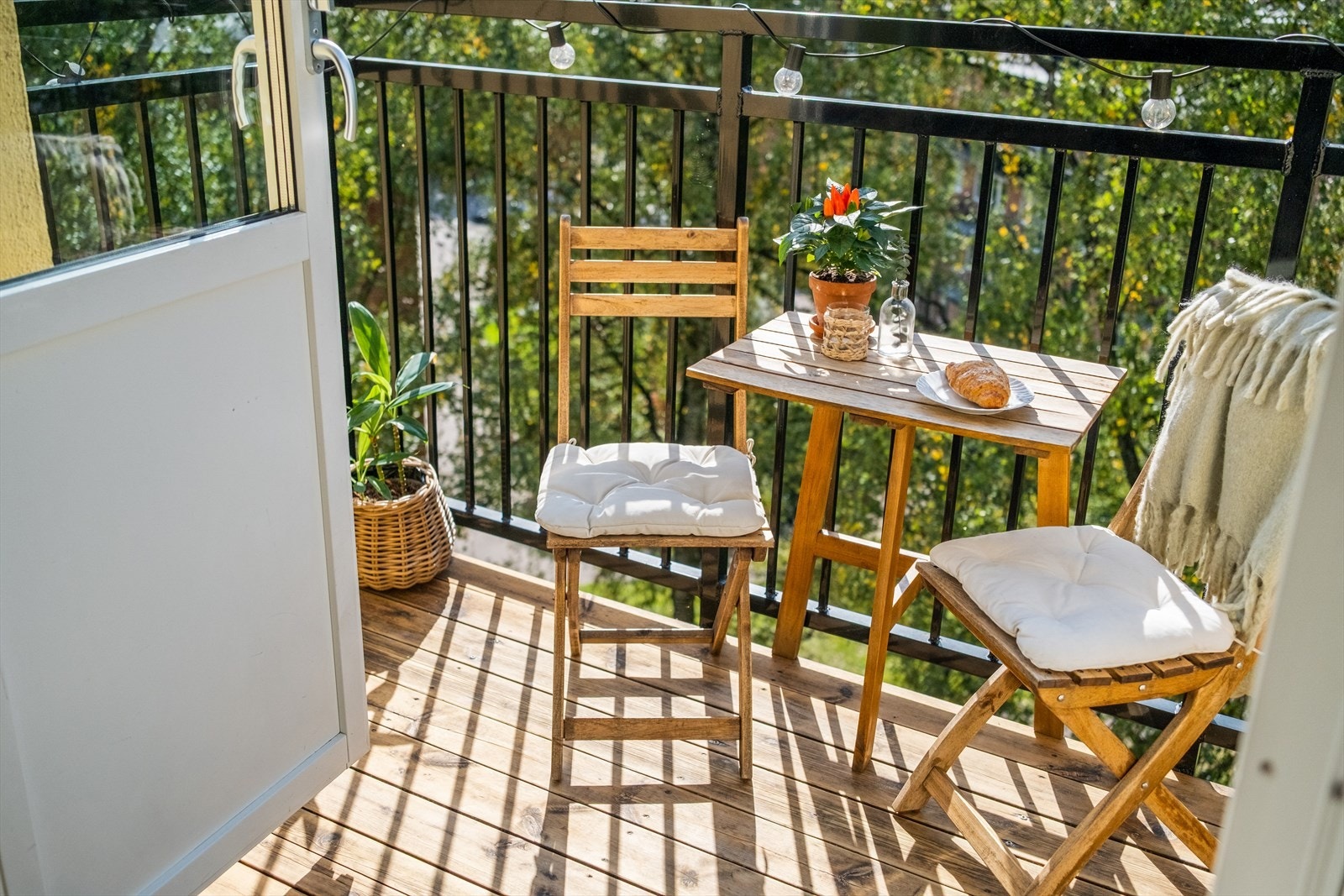 Sommerbilde av balkong. Galleribilde