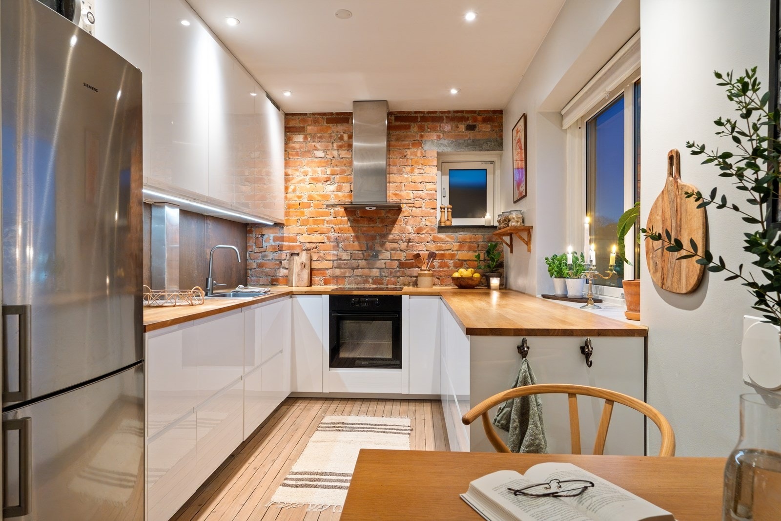 Nordvik v/Moestue har gleden av å presentere en lys og stilfull 2-roms topp-/hjørneleilighet med sentral og attraktiv beliggenhet på Sinsen. Husk visningspåmelding! Foto: Rullende Fotograf AS. Galleribilde