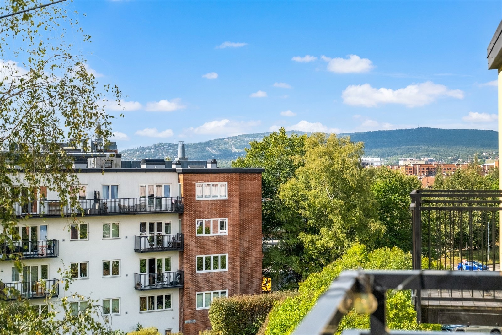 Herlig utsikt fra balkongen mot Holmenkollen. Galleribilde