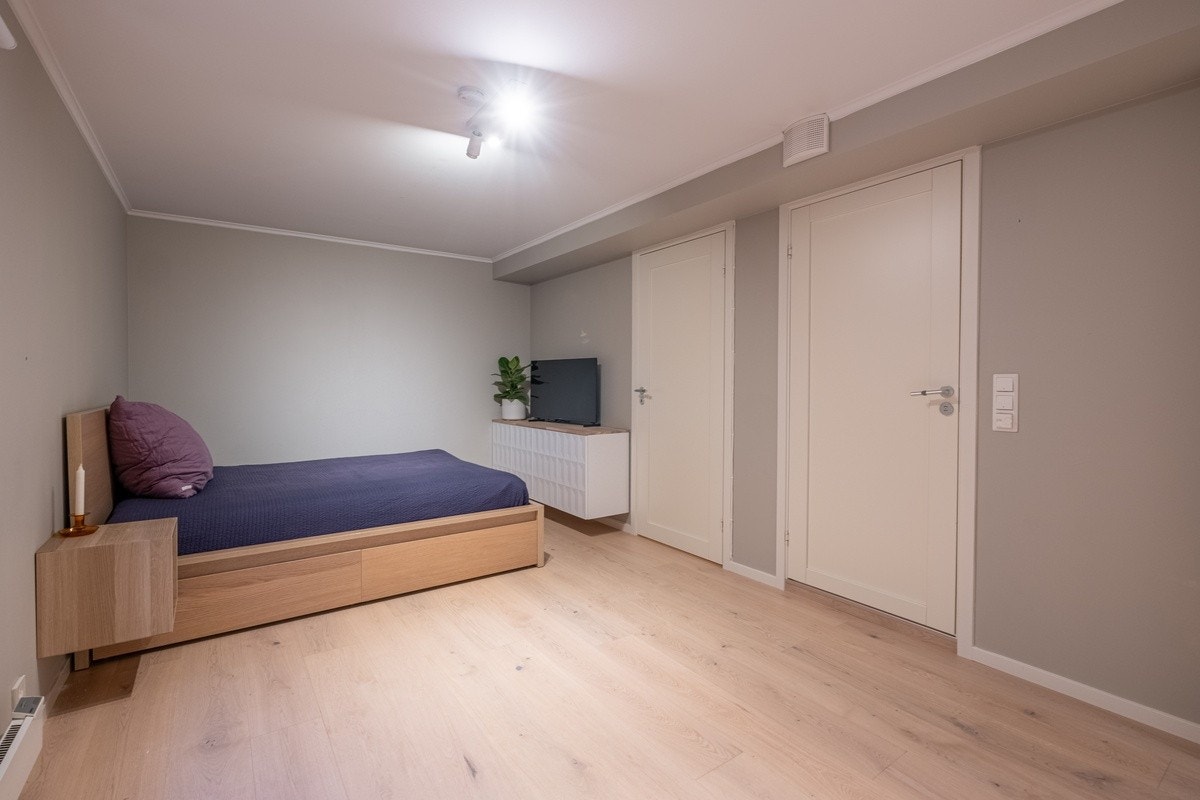 Ny Smart-TV medfølger. Romslige skap under TV. Galleribilde