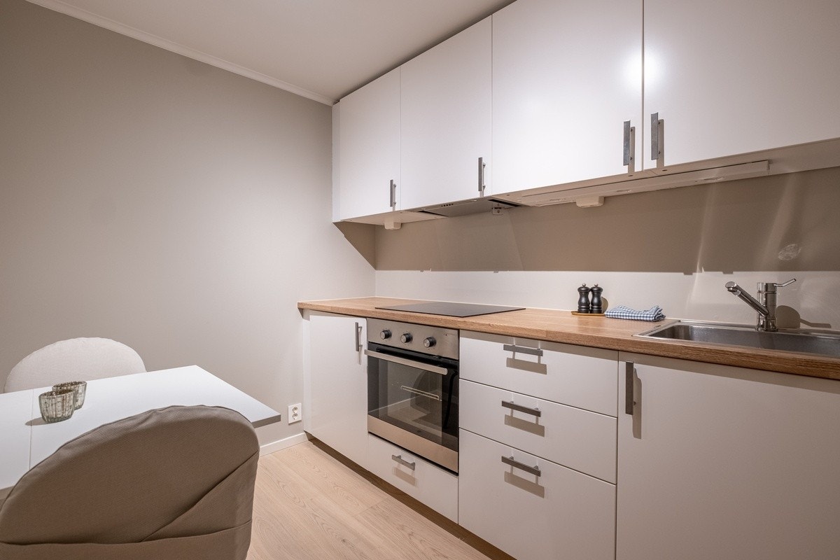 Eget kjøkkenrom med praktisk klaffebord med plass til to (stoler medfølger) Galleribilde