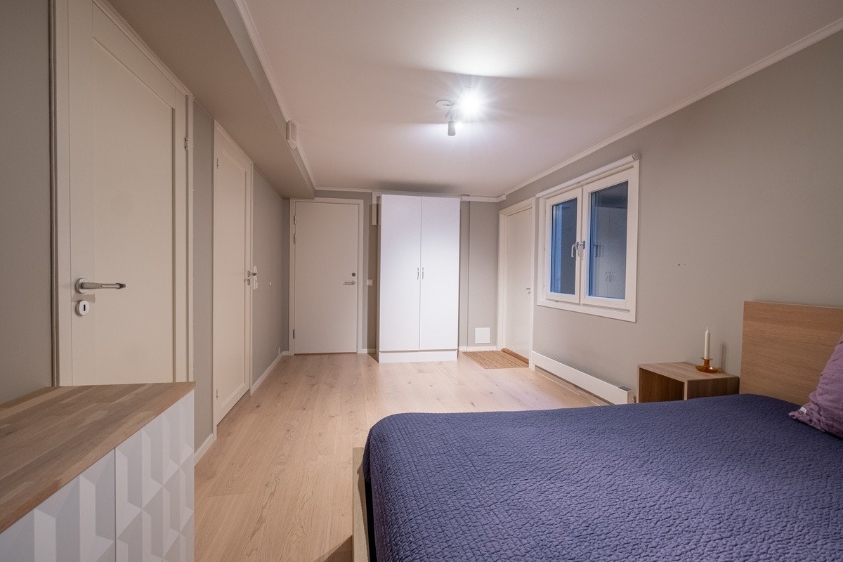 Det er plass til en pult/arbeidsbenk og/eller lenestol som kan anskaffes etter avtale Galleribilde