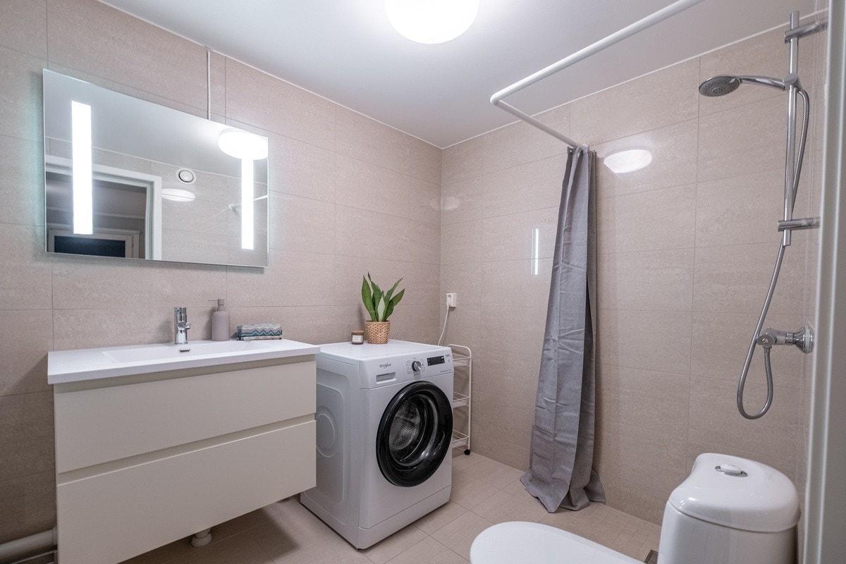 Romslig bad med vaskemaskin. Gulvvarme. Galleribilde