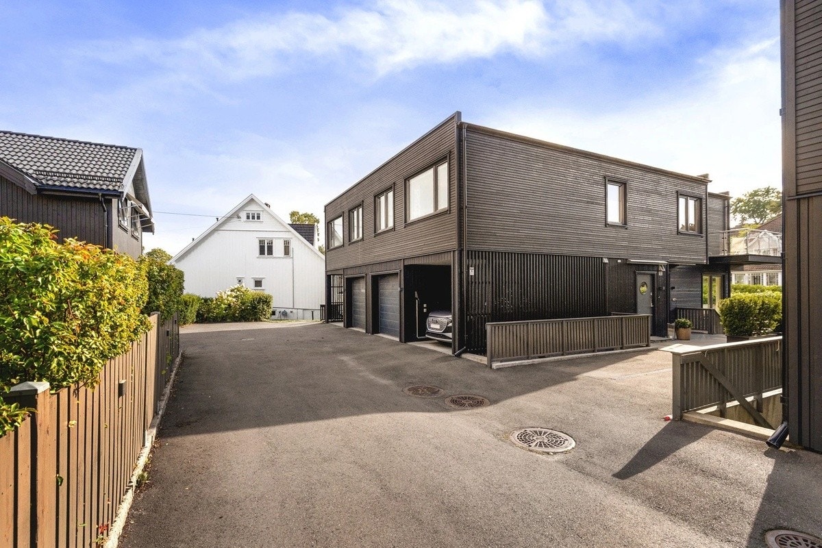 Inngang ned trappen foran carport Galleribilde