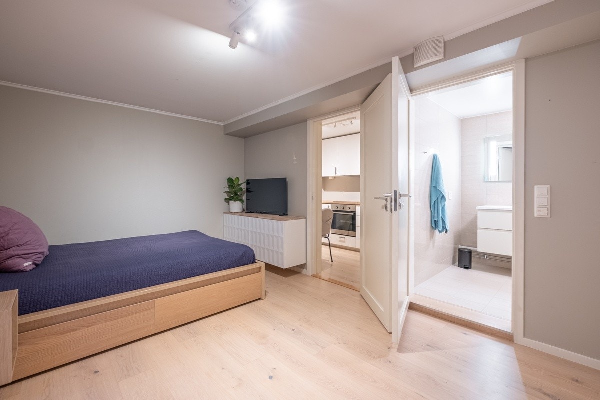 Inngang til eget kjøkkenrom og bad Galleribilde