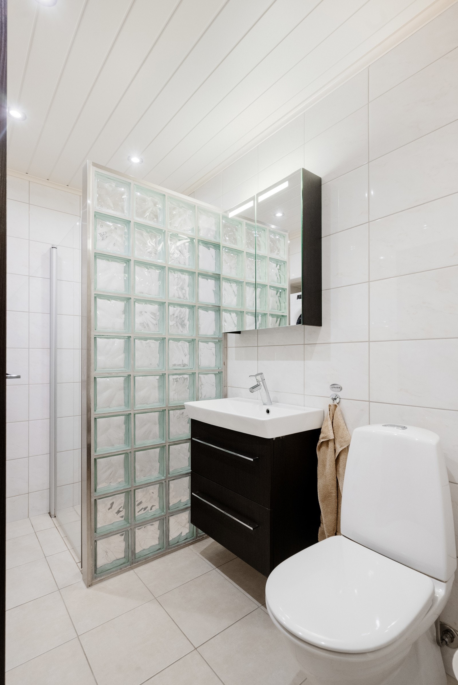 Bad i u.etg med vegghengt toalett. Galleribilde