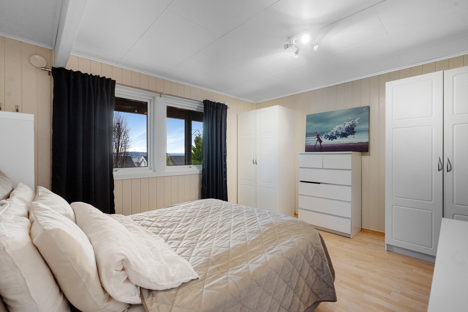 Soverom nr i u.etg med garderobeskap. Galleribilde