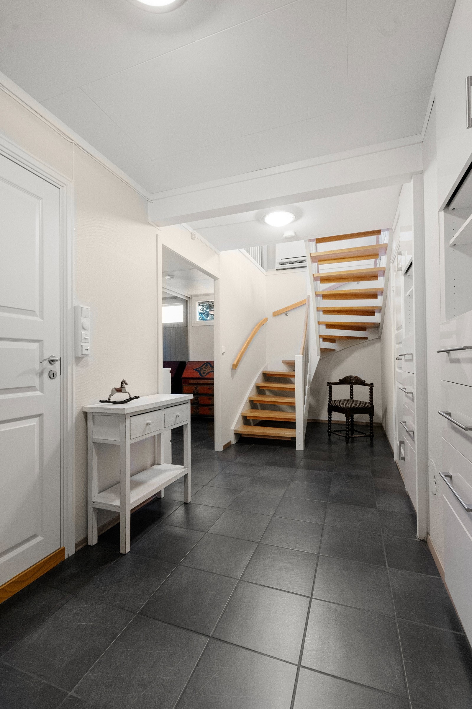 Gang med trapp til hovedetasje. Galleribilde