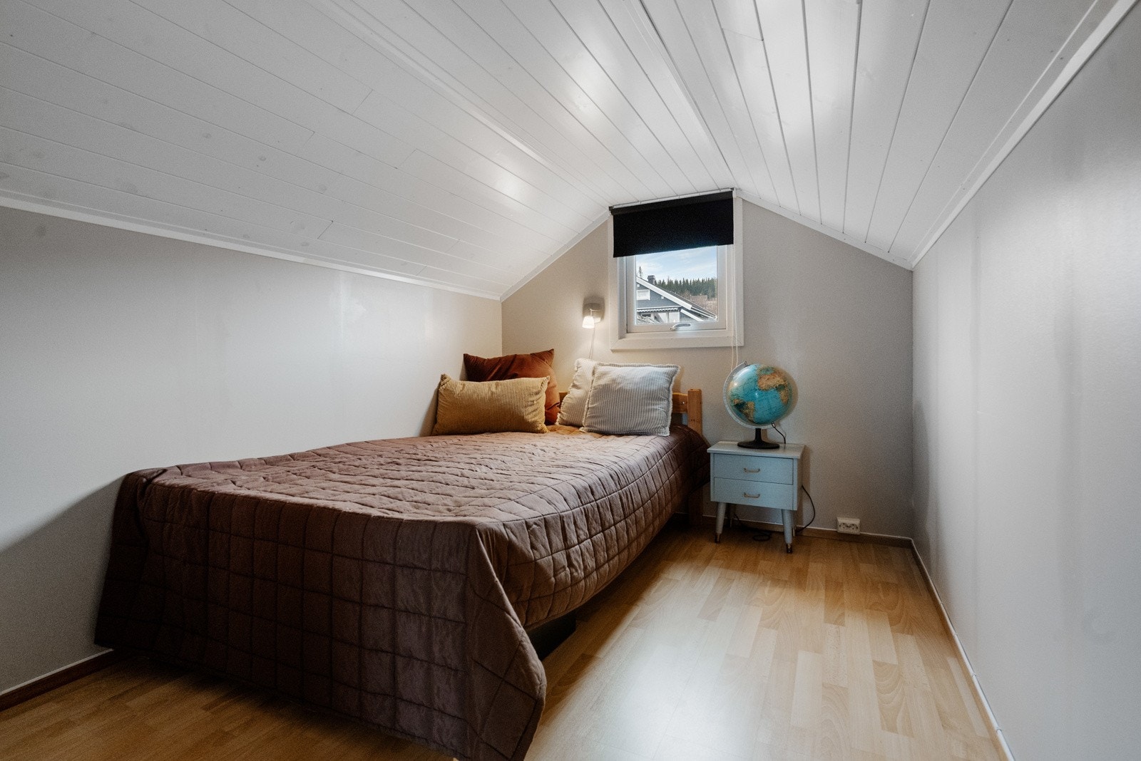 Innredet rom på loft med vindu mot vest. Galleribilde