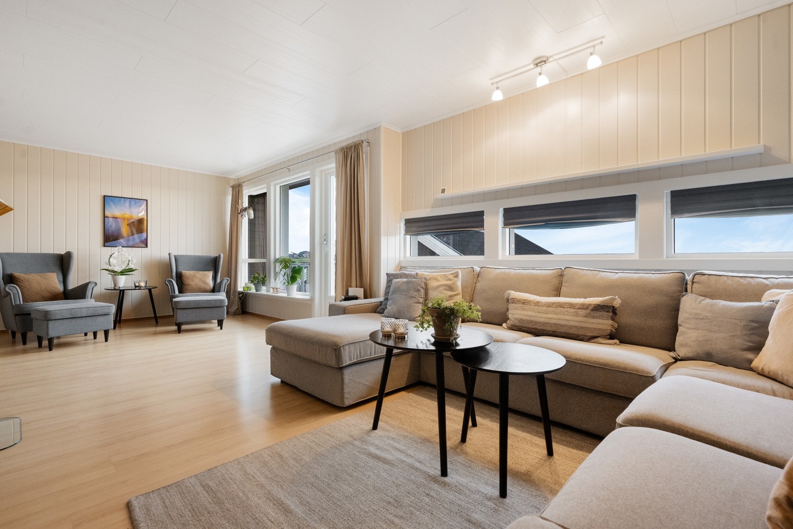 Romslig stue med plass til hjørnesofa. Galleribilde