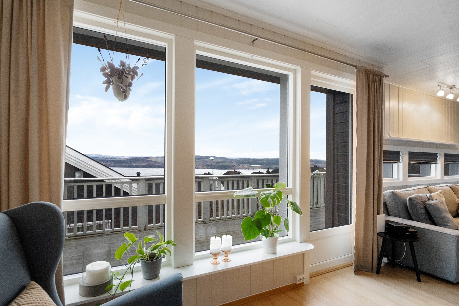 Utgang til balkong fra stue. Galleribilde