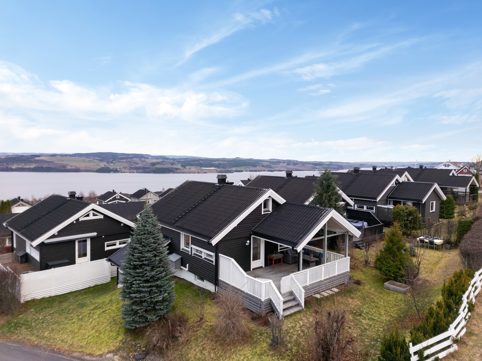 Solrikt og meget barnevennlig! Flott mjøsutsikt! Galleribilde