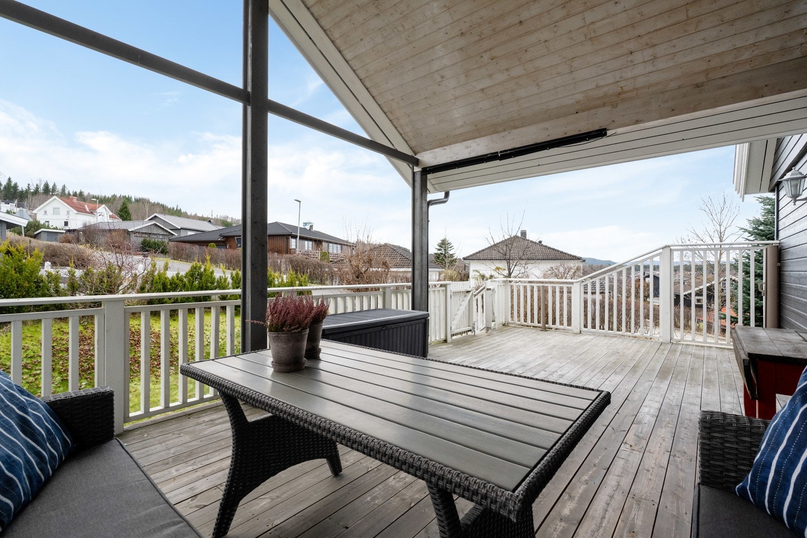 Solrik terrasse mot vest med kveldssol Galleribilde