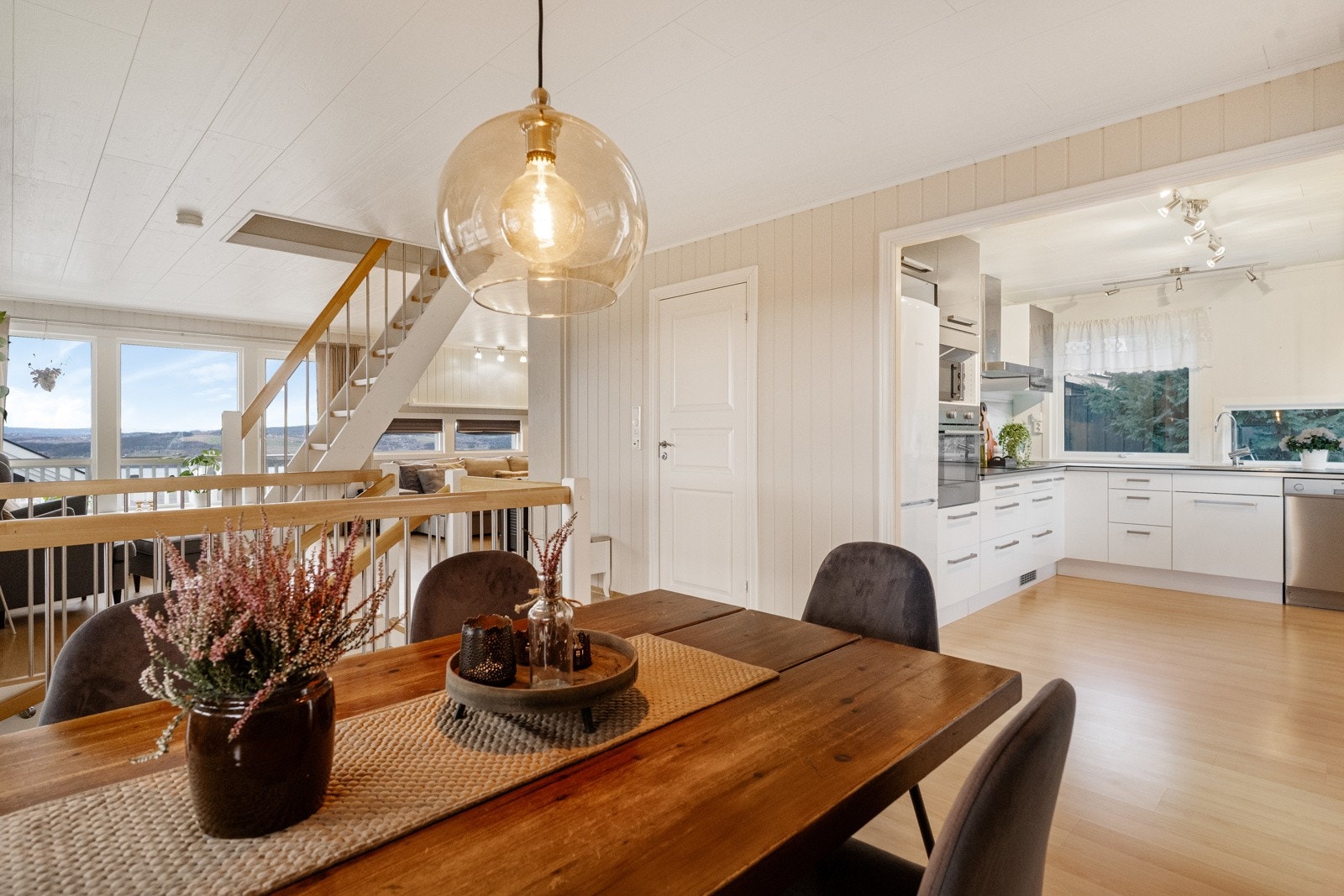 Åpen løsning mellom kjøkken og spisestue. Galleribilde