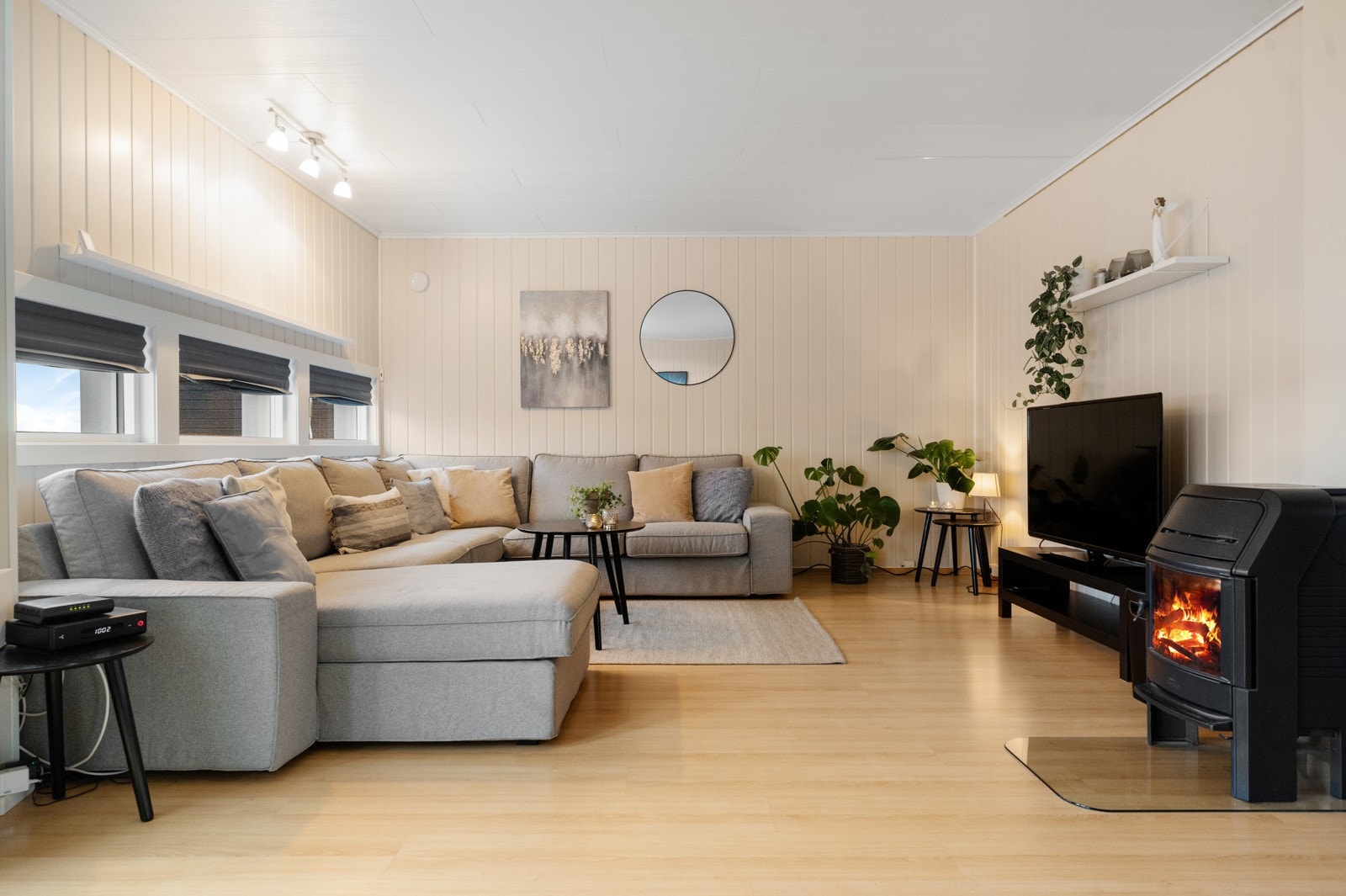 Koselig med peisovn i stuen. Galleribilde