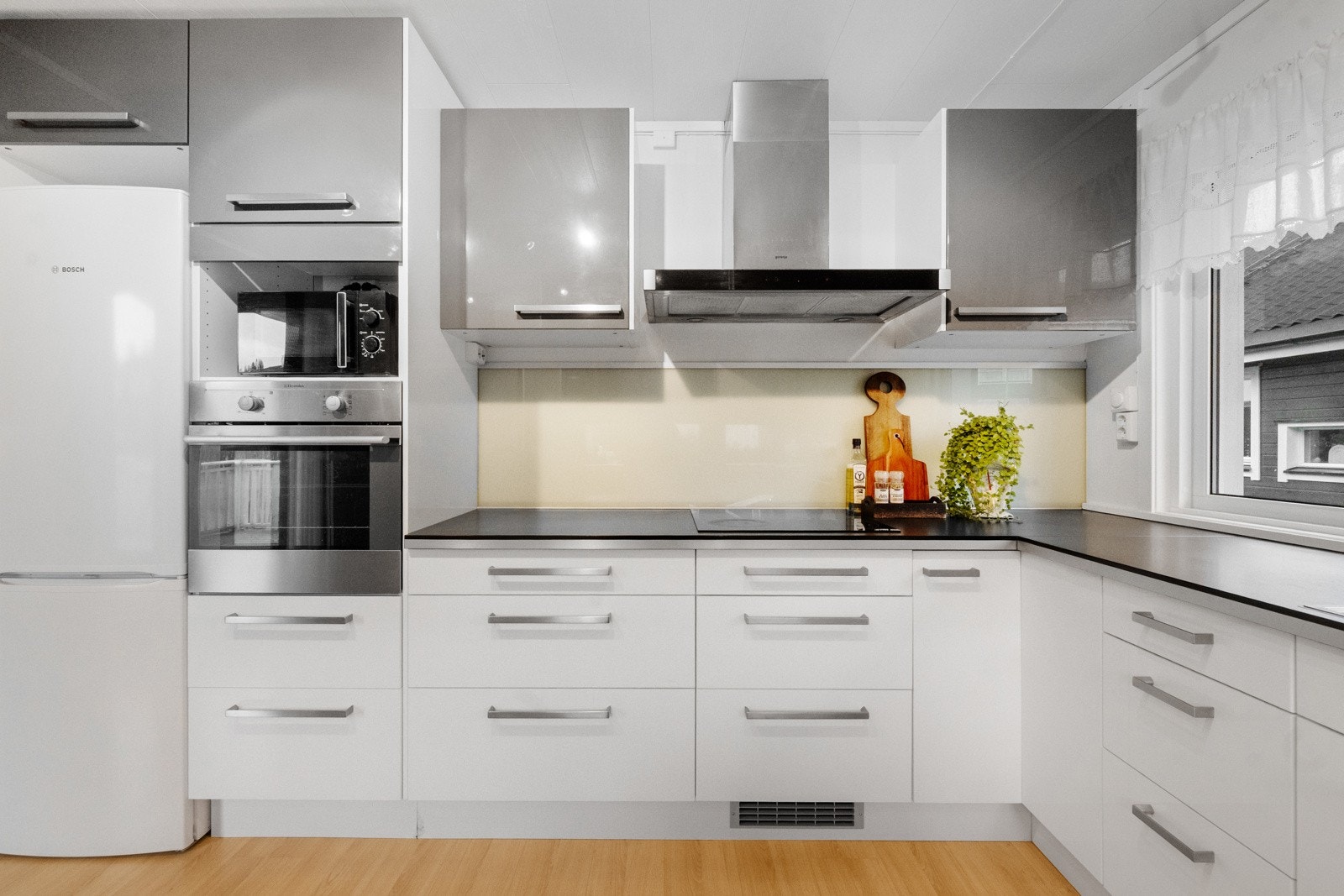 Integrert stekeovn, oppvaskmaskin og ventilator. Frittstående kjøl/fryseskap. Galleribilde