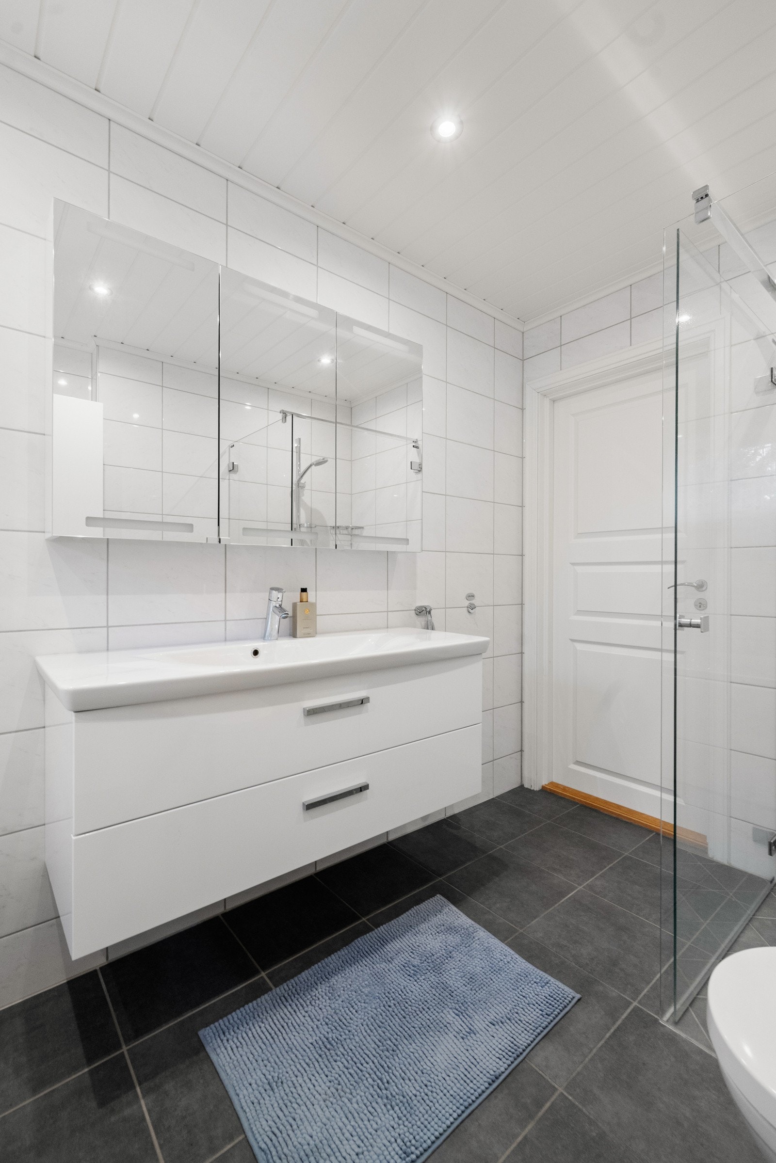 Hvit innredning med glatte fronter og hel servant. Galleribilde