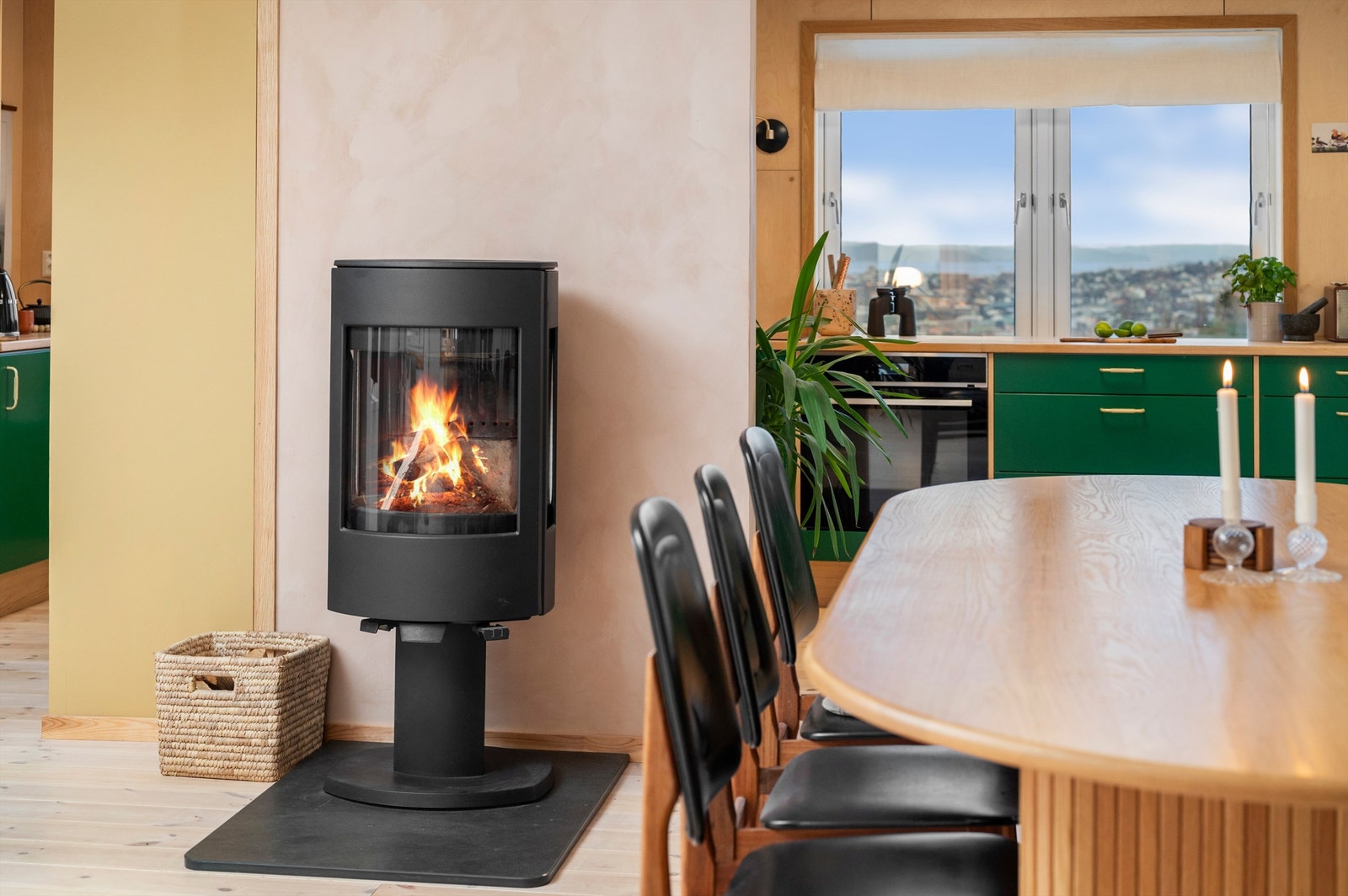 Boligen er oppvarmet med peisovn i stue og elektrisitet. Peisovnen er ny fra 2022 og i forbindelse med utskifting ble pipe med stålrør renovert. Galleribilde