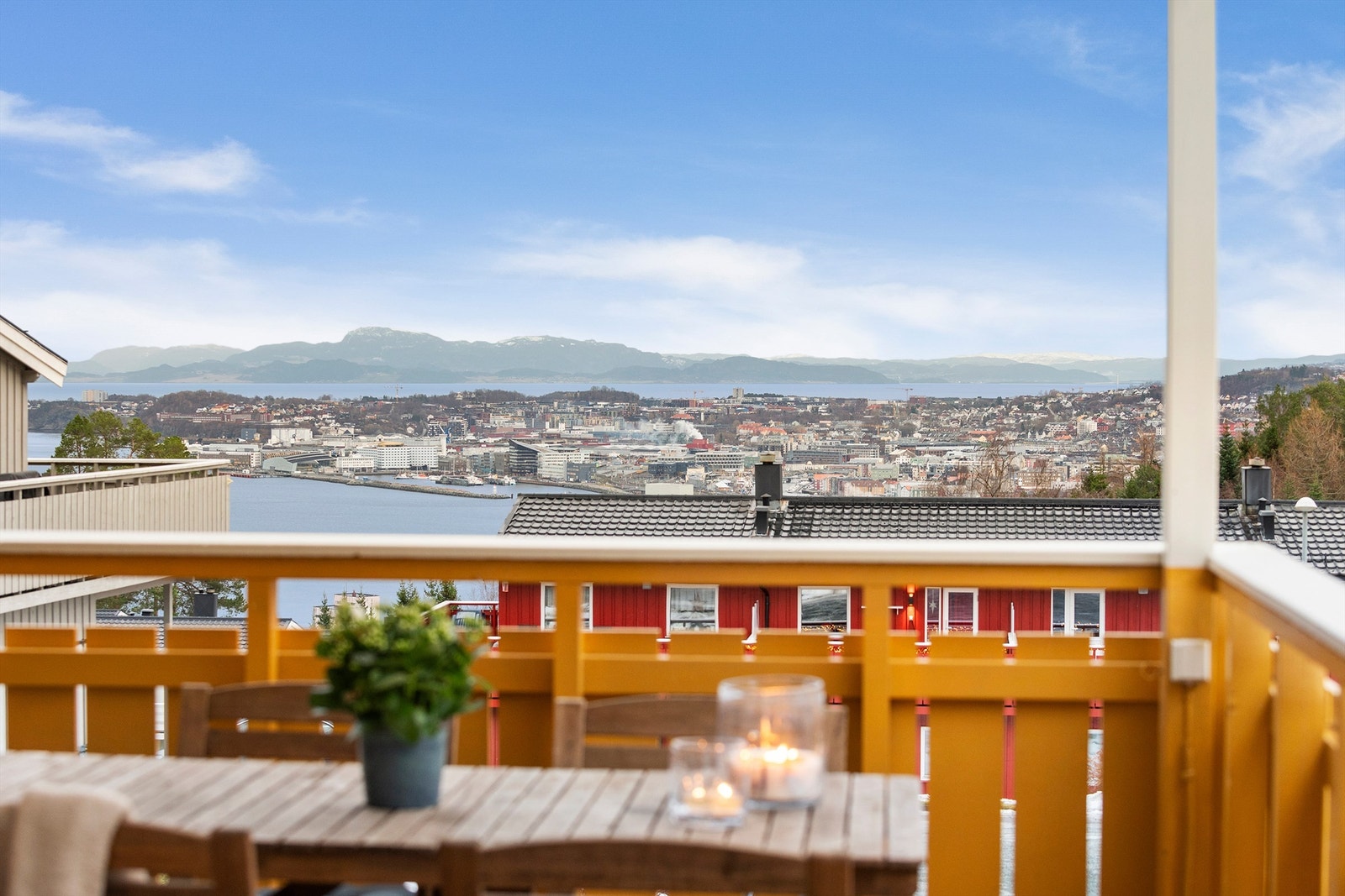 Trondheim sentrum ligger kun en kort spasertur unna, og det er meget gode kollektivforbindelser med buss og trikk i gangavstand, som gir enkel adkomst til resten av byen. Nærheten til fjorden og byens kystlinje gode muligheter for rekreasjon året rundt. Galleribilde