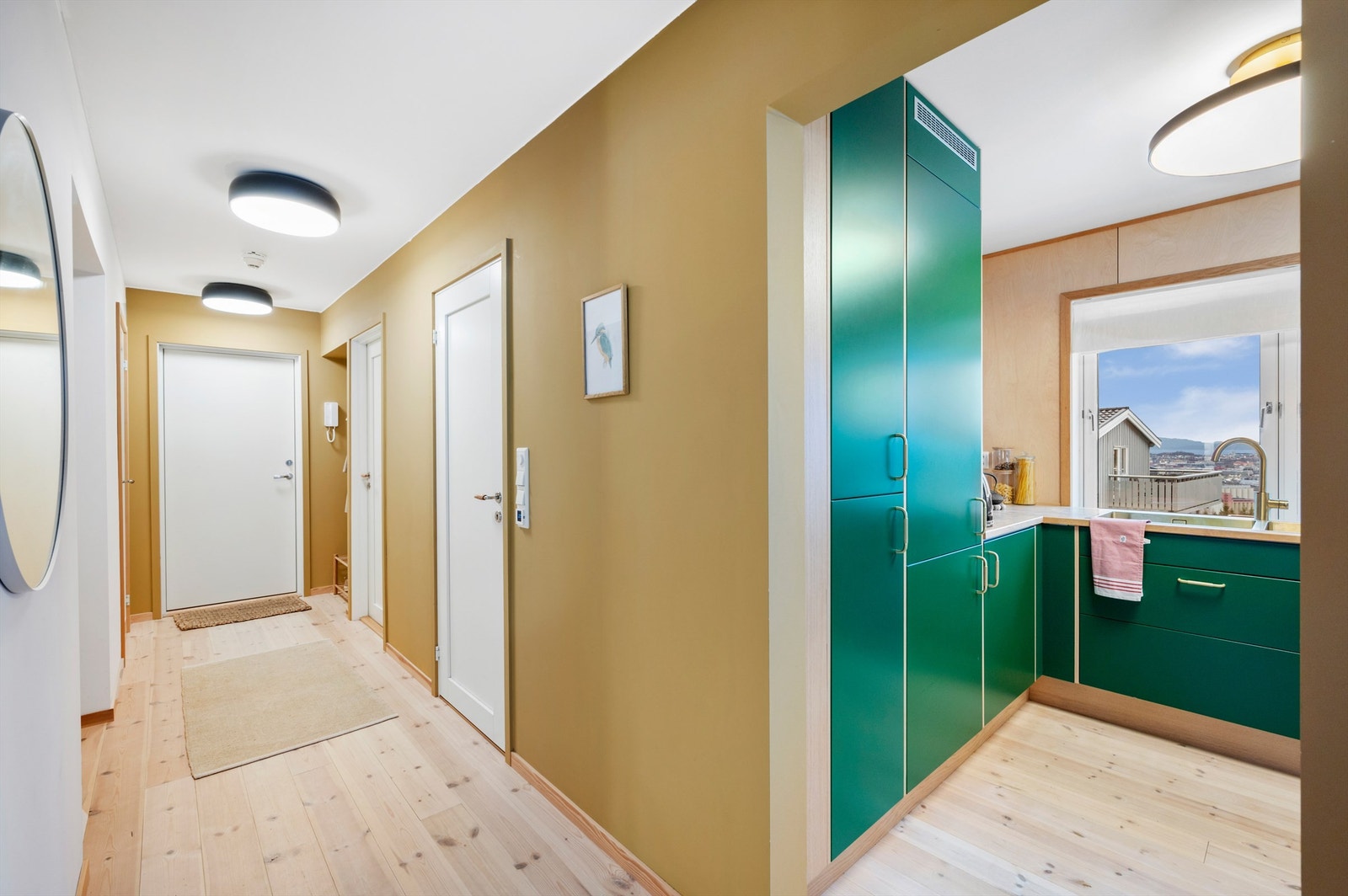 Romslig entré/gang på 6,5 kvm med god plass til oppbevaring av yttertøy og sko. Galleribilde