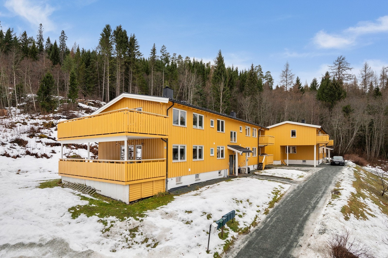 I nærområdet er det kort vei til både barnehager og skoler, noe som gjør beliggenheten svært godt egnet for familier i ulike livsfaser. Her finnes gode lekeplasser, gangveier og naturlige møteplasser som bidrar til et inkluderende nærmiljø. Galleribilde