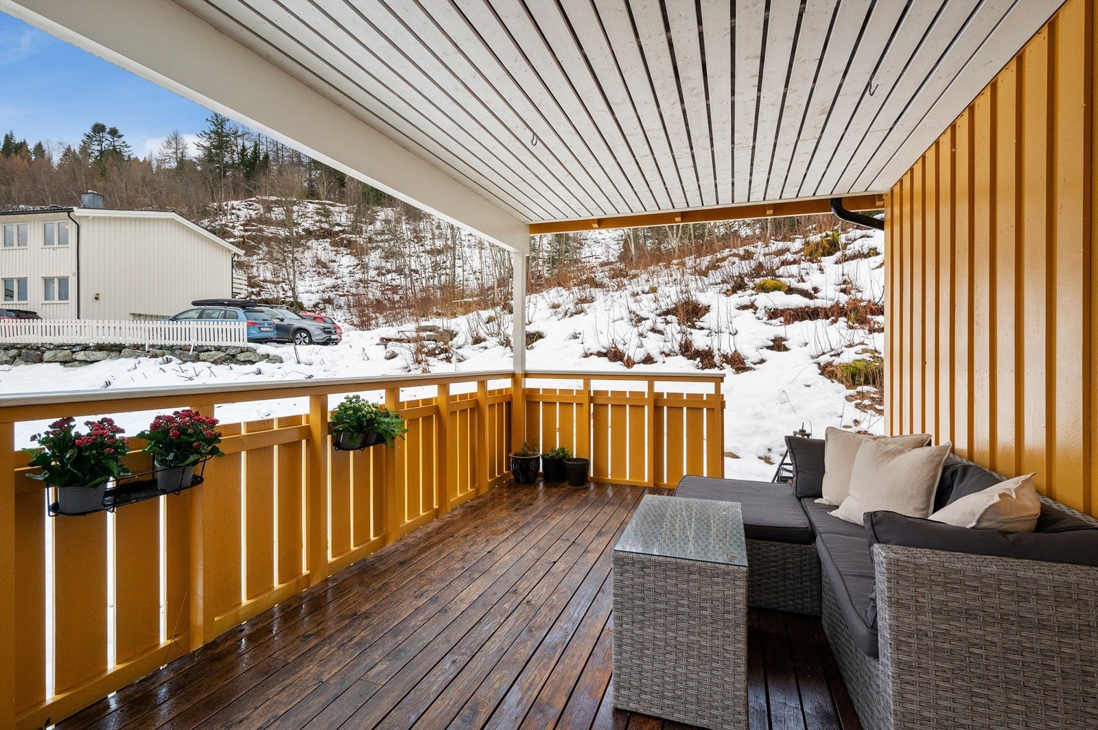 Leiligheten ligger sentralt og rolig til uten gjennomgangstrafikk, og har skjermet felles hagedel som grenser til bymarka og et hav av turstier. Galleribilde